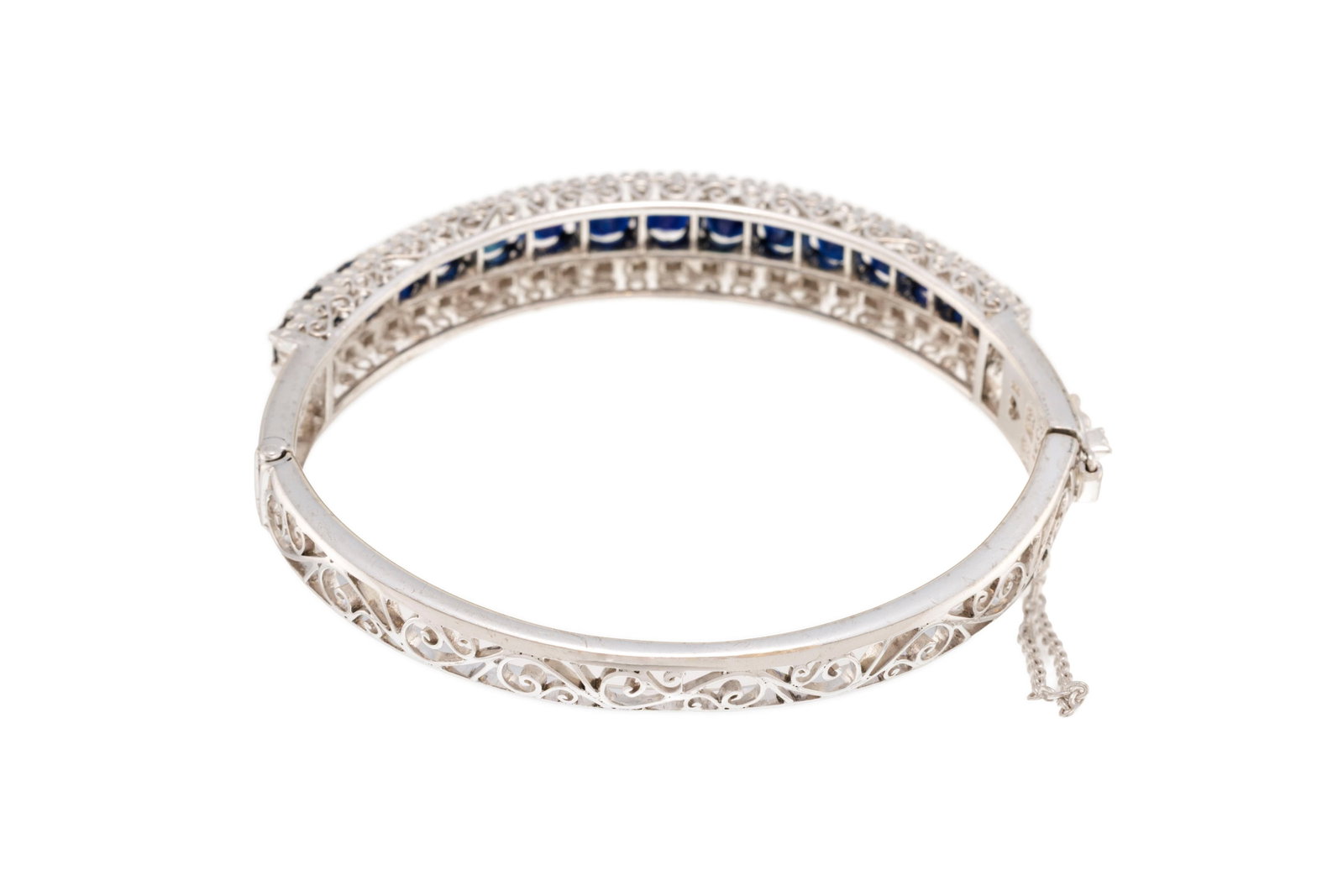 Bracelet rigide or gris 750 serti d'une ligne de saphirs ovales épaulée de diamants taille - 3