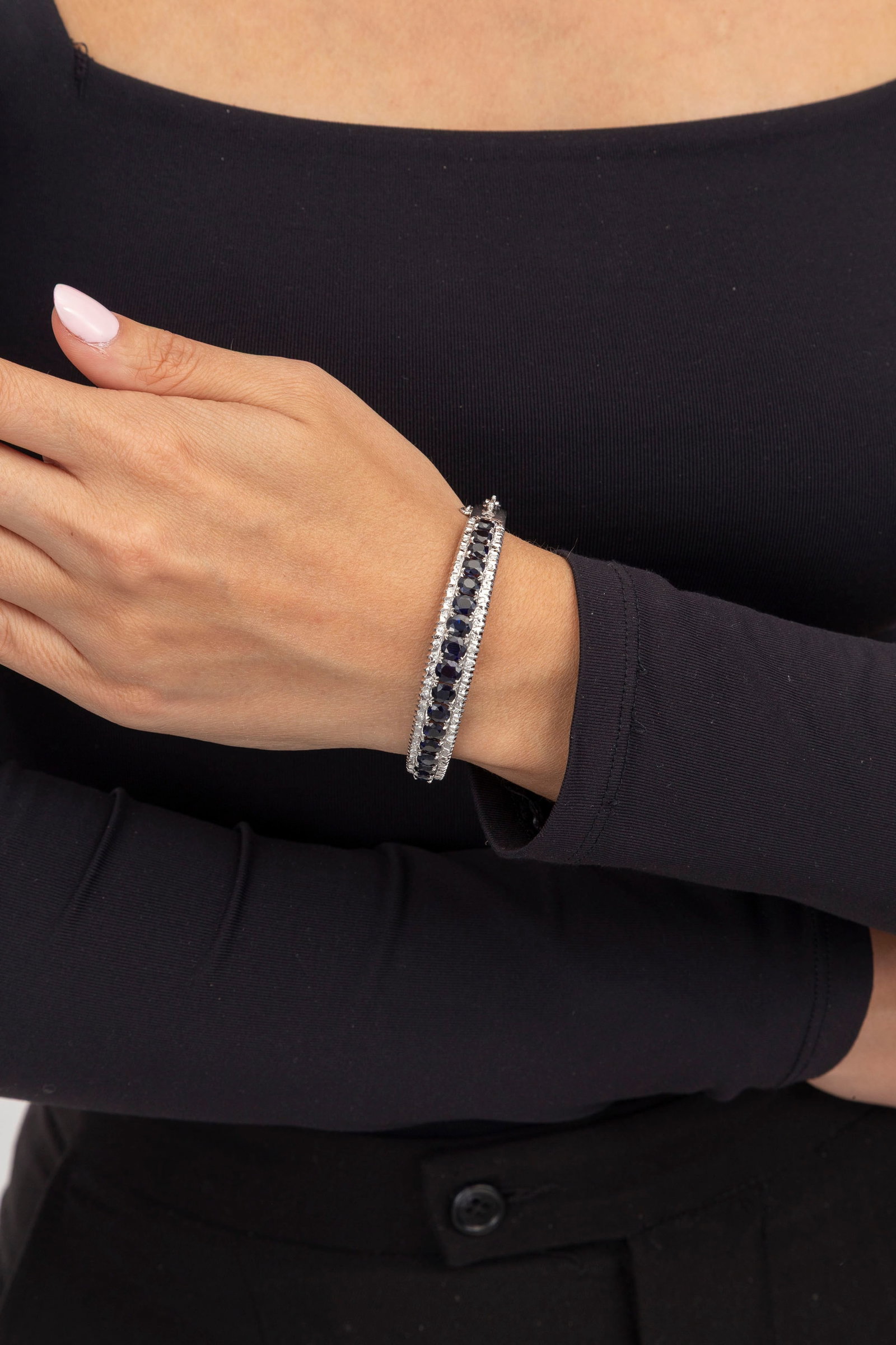 Bracelet rigide or gris 750 serti d'une ligne de saphirs ovales épaulée de diamants taille - 4