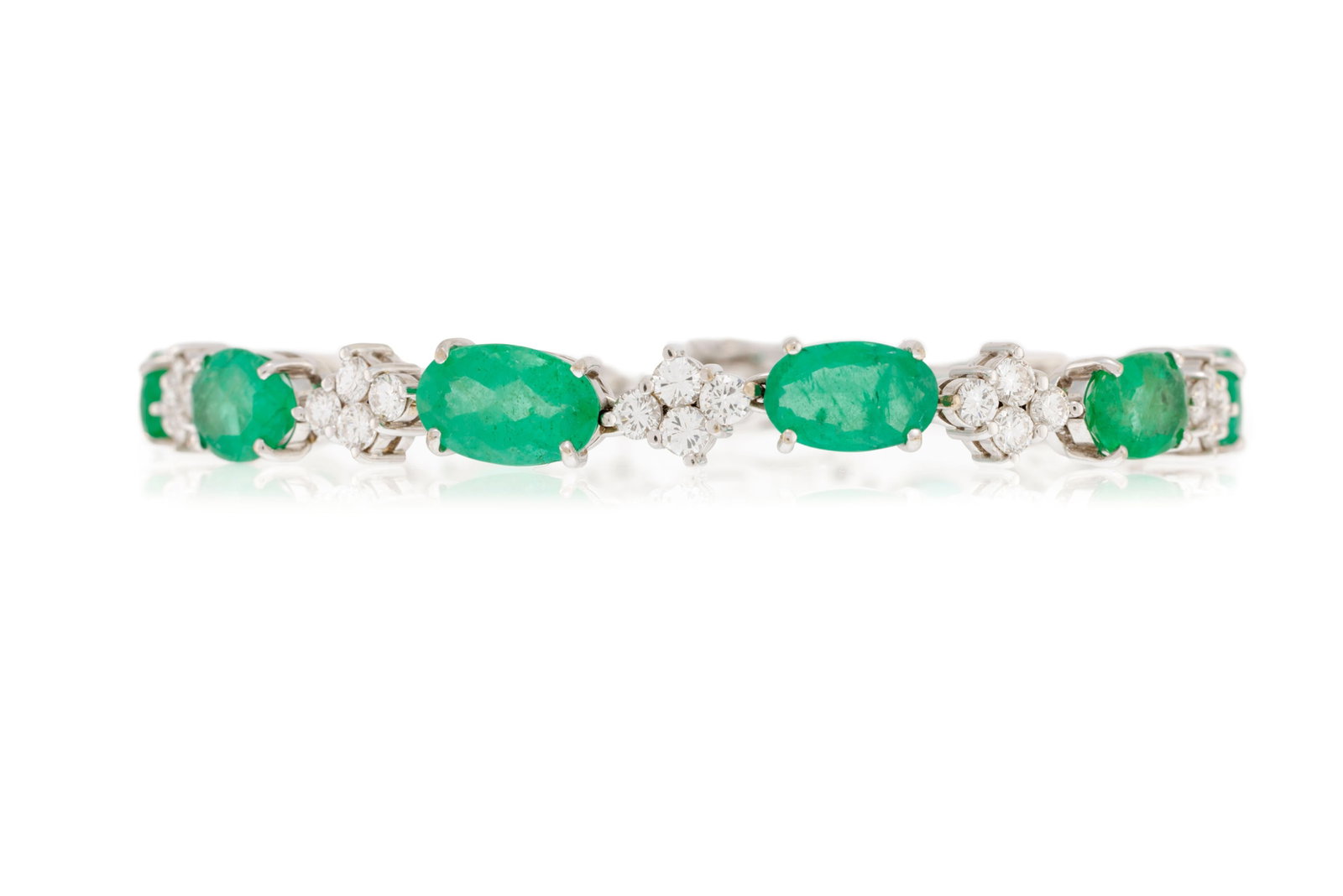 Bracelet or gris 750 alternant des émeraudes ovales et des diamants taille brillant, long. 18.5: Bracelet or gris 750 alternant des émeraudes ovales et des diamants taille brillant, long. 18.5 cm, 24g Condition Monture: Bon état de conservation général. Présence de micro