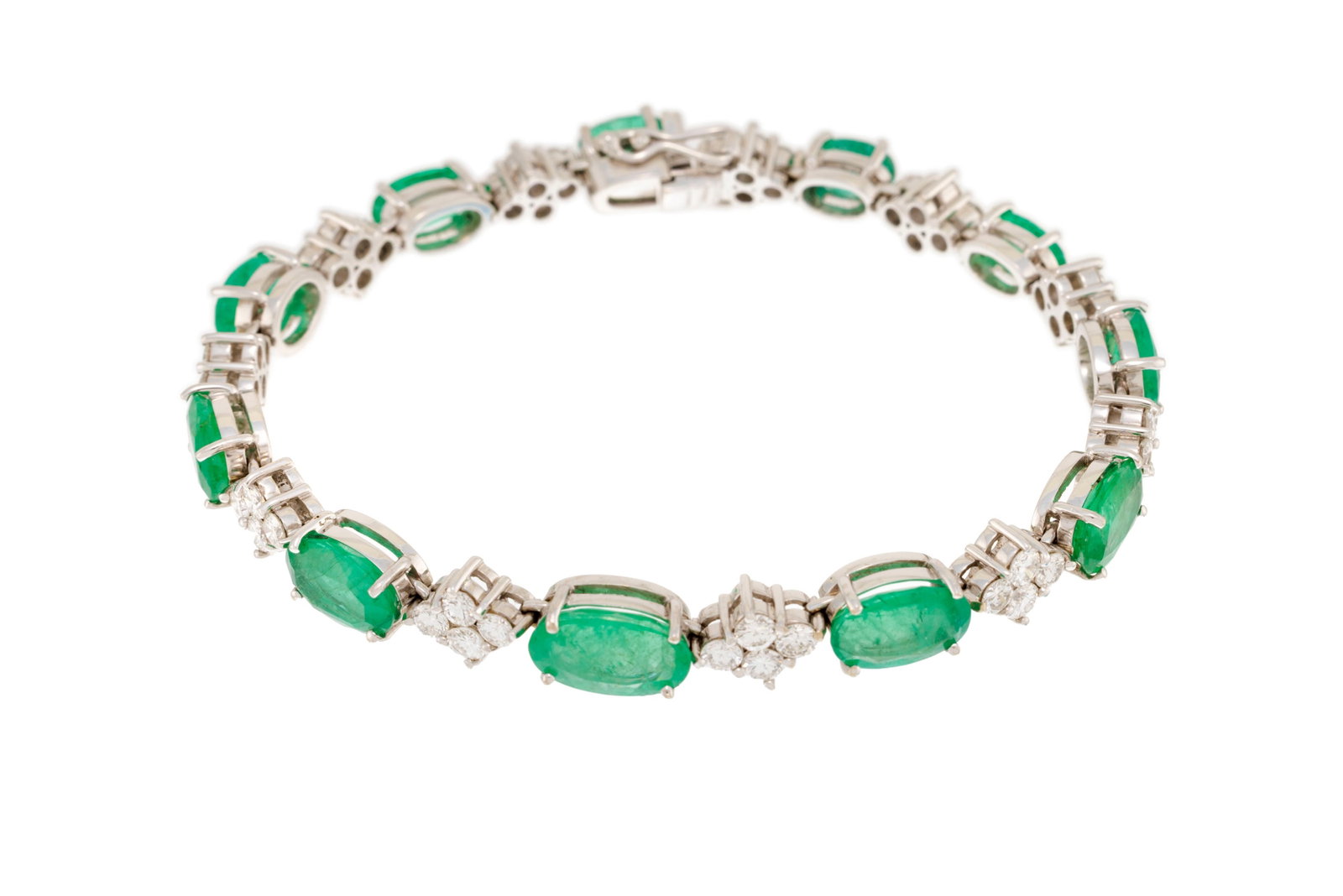 Bracelet or gris 750 alternant des émeraudes ovales et des diamants taille brillant, long. 18.5 - 2