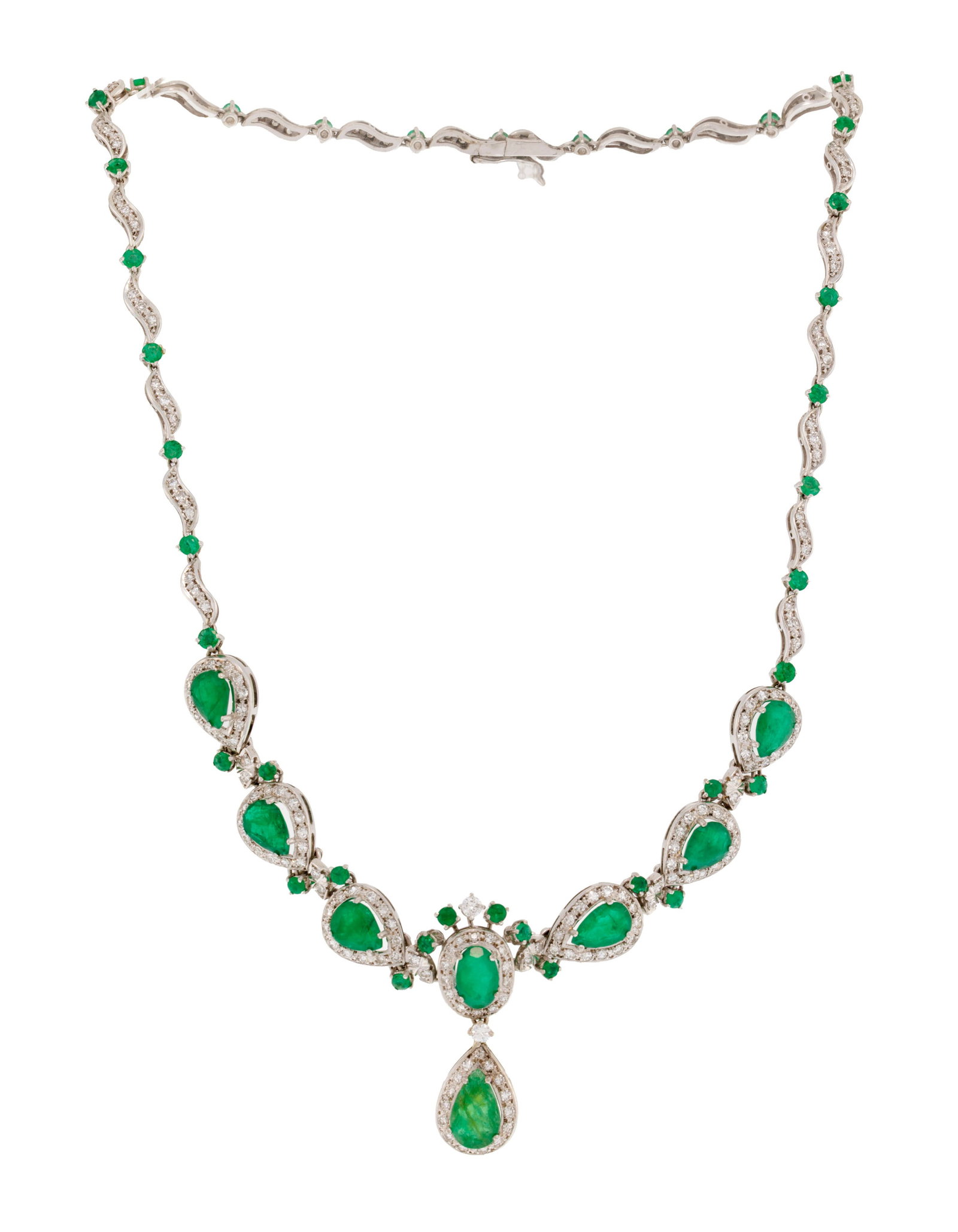 Collier or gris 750 serti d'émeraudes rondes et piriformes alternées et entourées de : Collier or gris 750 serti d'émeraudes rondes et piriformes alternées et entourées de diamants taille 8/8, long. 46 cm, 35g Condition Monture: Bon état de conservation géné