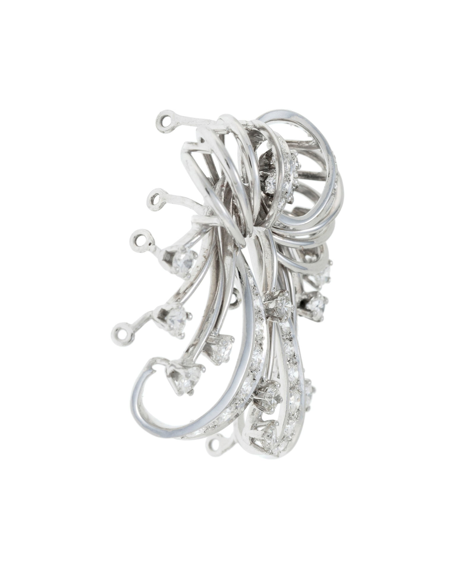 Centre de collier or gris 750 à décor de volutes serti de diamants taille brillant, h. 3.2 - 2