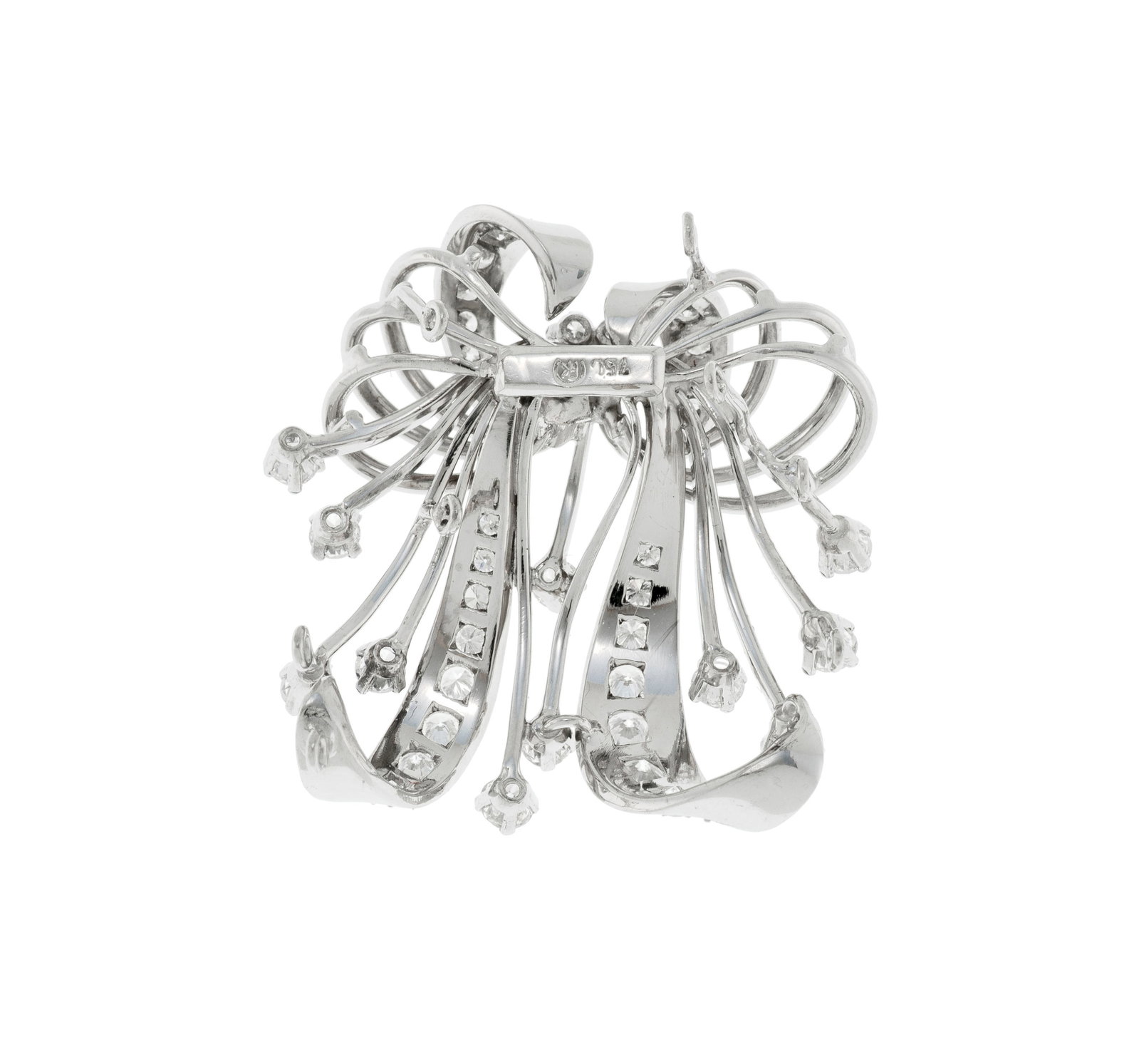 Centre de collier or gris 750 à décor de volutes serti de diamants taille brillant, h. 3.2 - 3