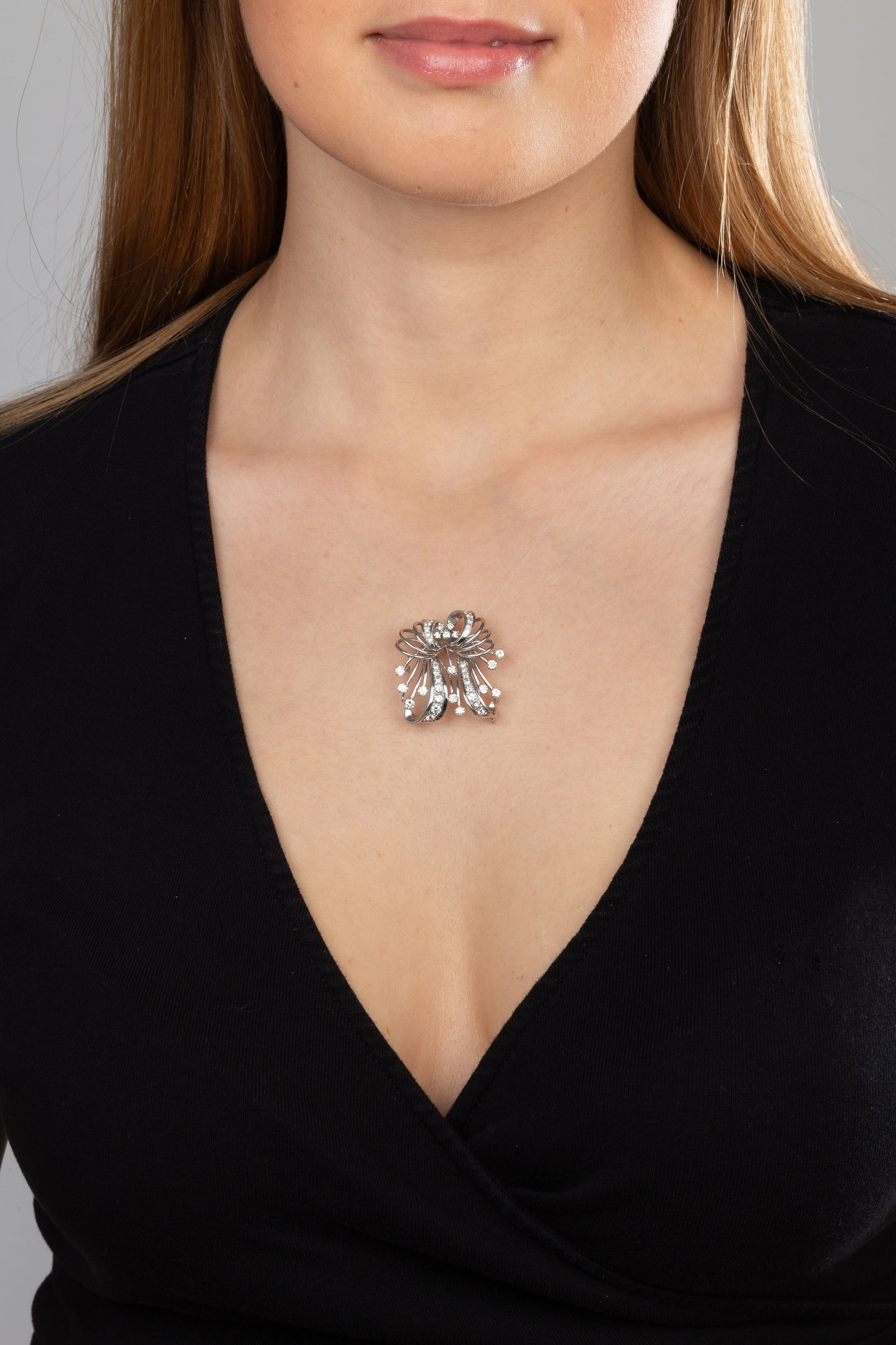 Centre de collier or gris 750 à décor de volutes serti de diamants taille brillant, h. 3.2 - 4