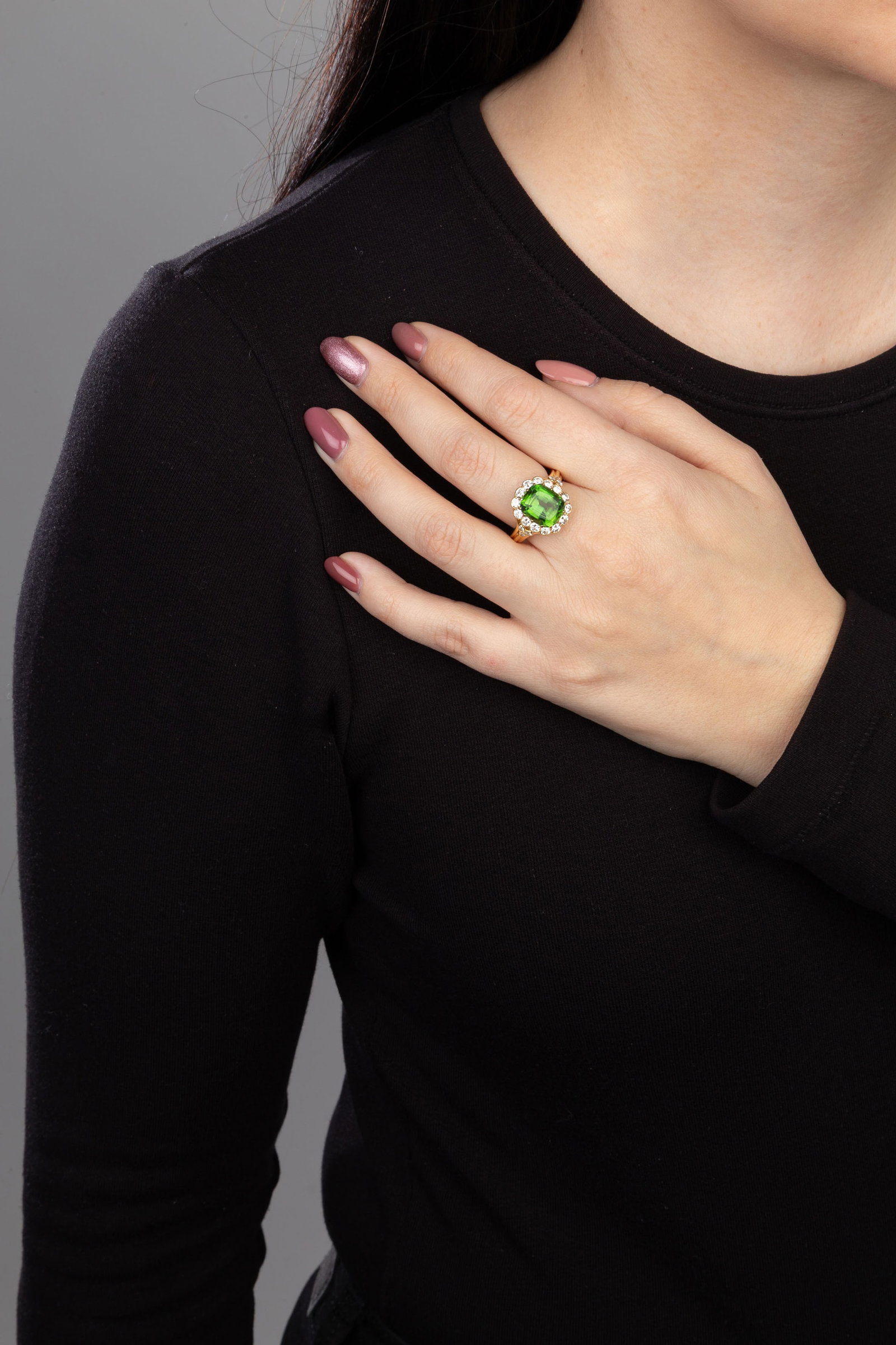 Bague or 750 sertie d'une tourmaline verte taille coussin entourée de diamants taille brillant, - 4