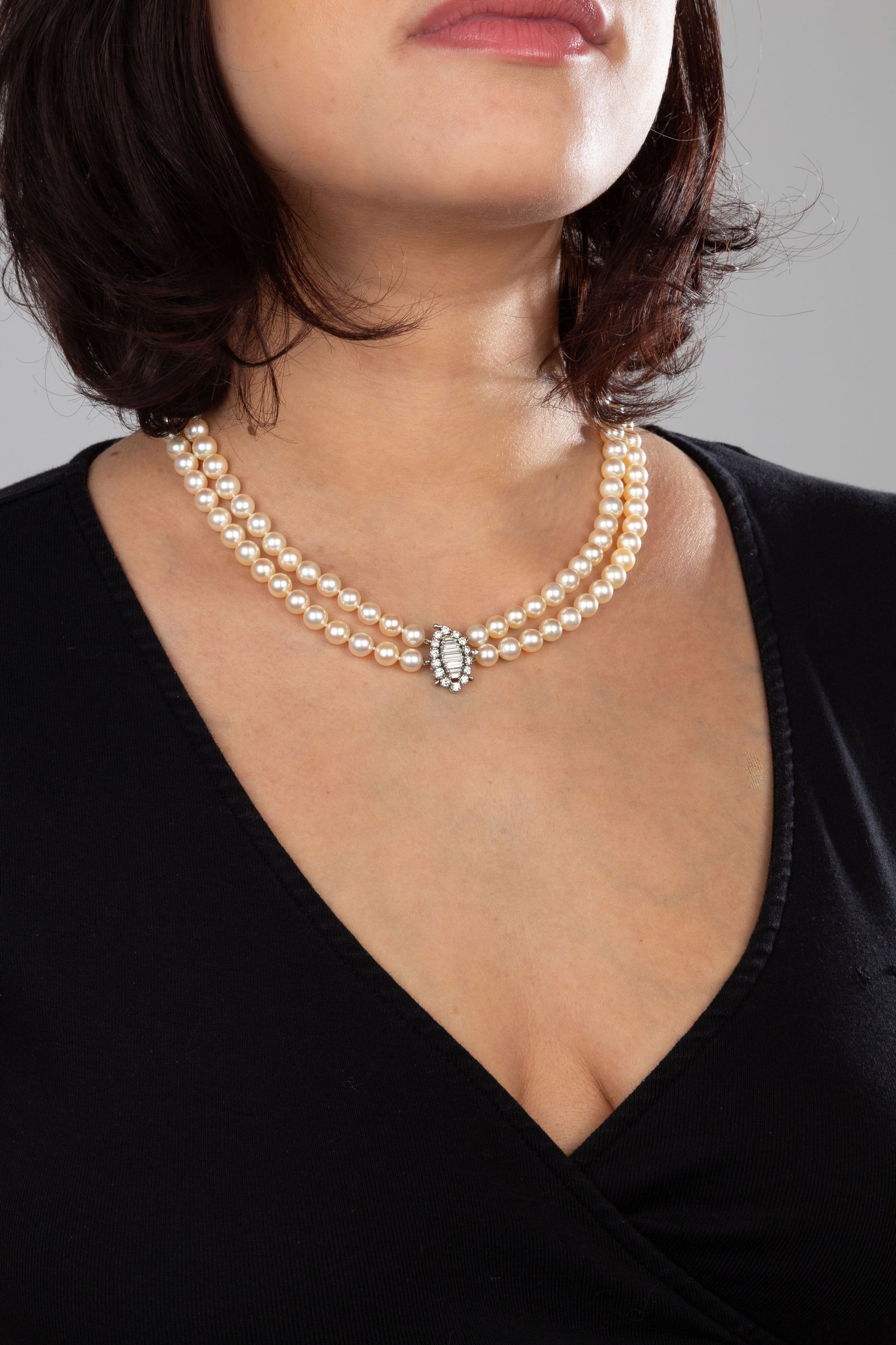 Collier 2 rangs de perles de culture blanches en chute, fermoir or gris 750 serti de diamants taille - 4