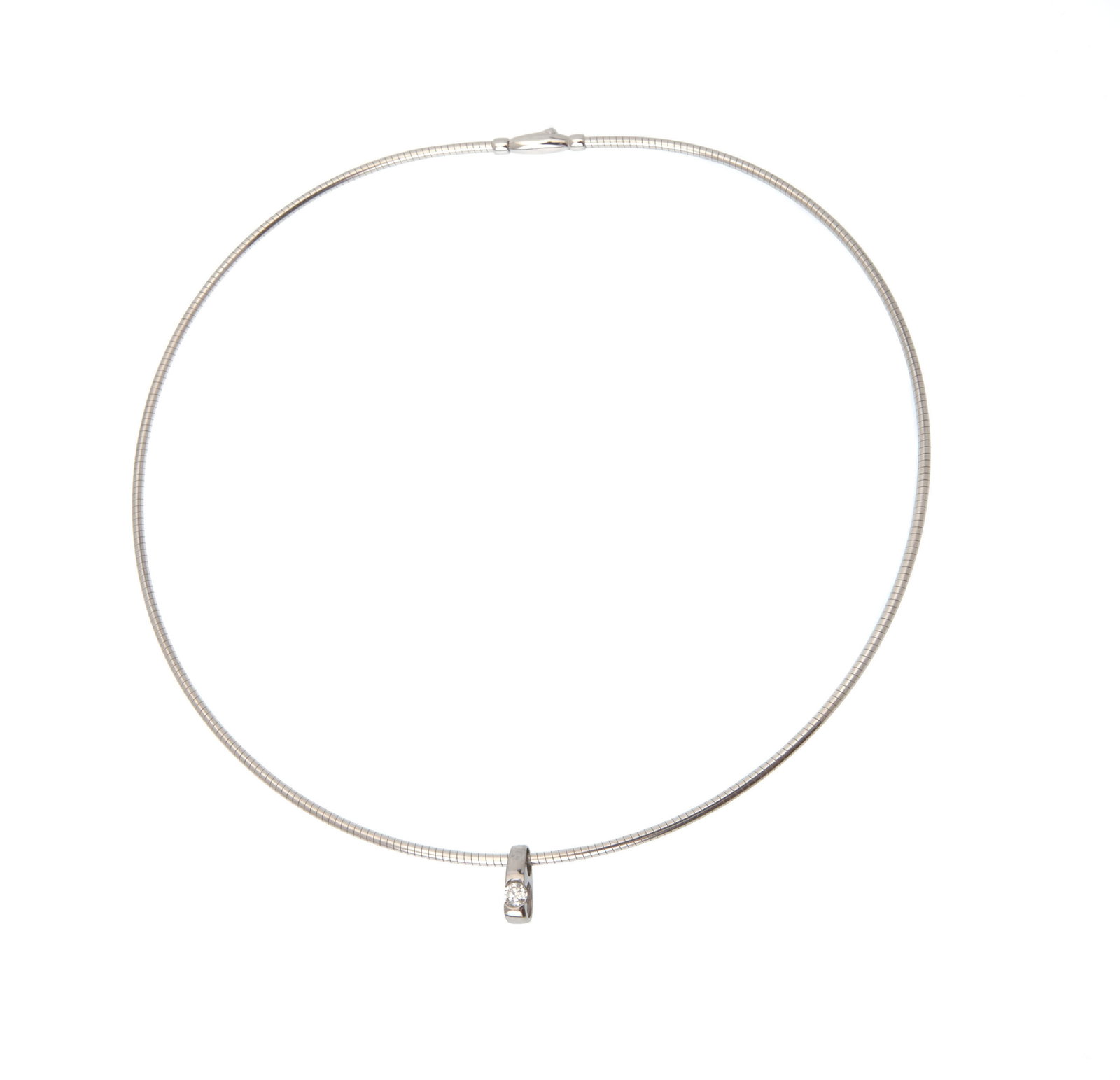 Tour de cou flexible or gris 750 retenant un pendentif en or gris 585 serti d'un diamant taille bril: Tour de cou flexible or gris 750 retenant un pendentif en or gris 585 serti d'un diamant taille brillant, h. 1.1 cm, long. 42 cm, 20g Condition Très bon état général.