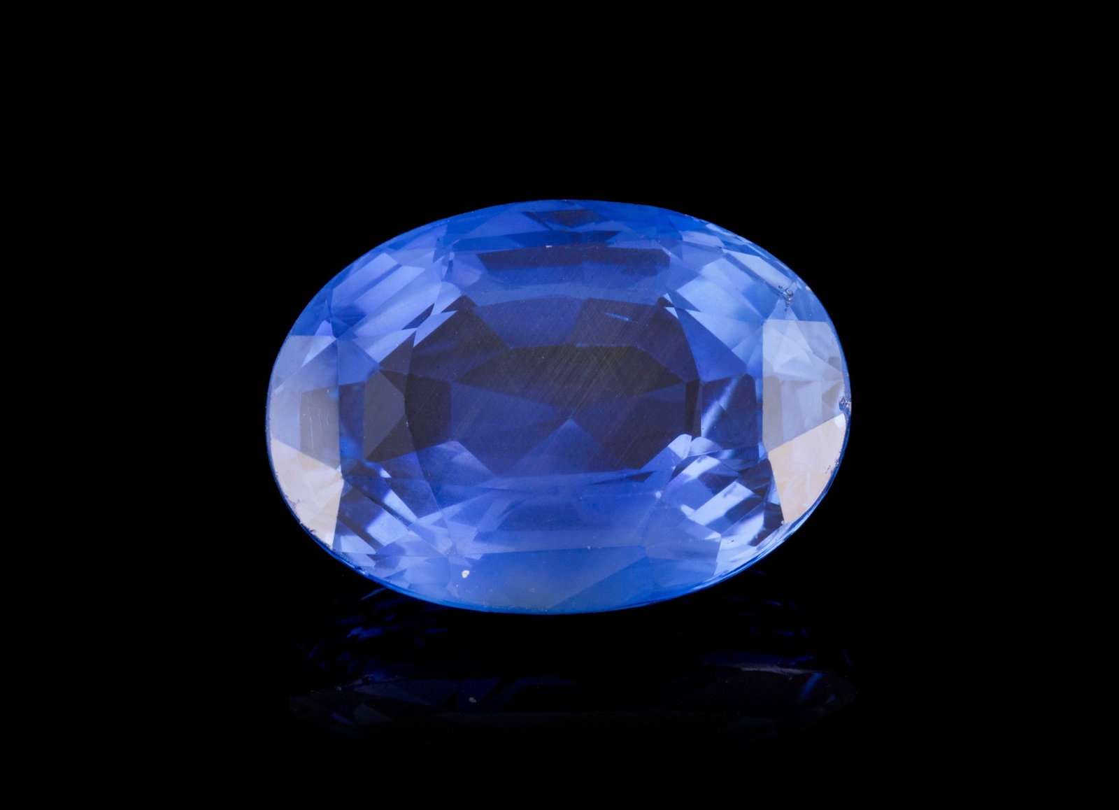 Un saphir taille ovale sur papier de 13.95 carats, Ceylan, non chauffé selon le rapport GGTL n&: Un saphir taille ovale sur papier de 13.95 carats, Ceylan, non chauffé selon le rapport GGTL n°26-G-14327 daté du 19/02/2026