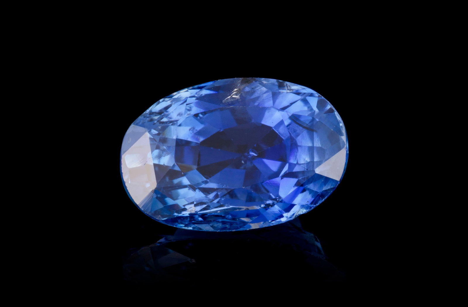 Un saphir taille ovale sur papier de 9.44 carats, Ceylan, non chauffé, selon le rapport GGTL n&: Un saphir taille ovale sur papier de 9.44 carats, Ceylan, non chauffé, selon le rapport GGTL n°26-G-14493 daté du 16/04/2026
