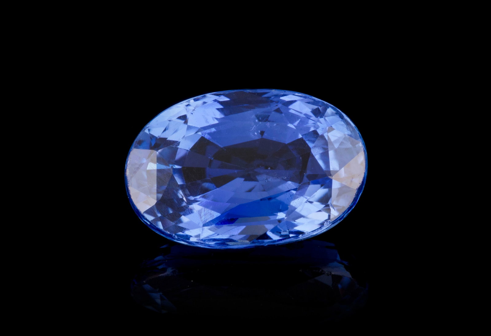 Un saphir taille ovale sur papier de 7.84 carats, Ceylan, non chauffé, selon le rapport GGTL n&: Un saphir taille ovale sur papier de 7.84 carats, Ceylan, non chauffé, selon le rapport GGTL n°26-G-14495 daté du 16/04/2026