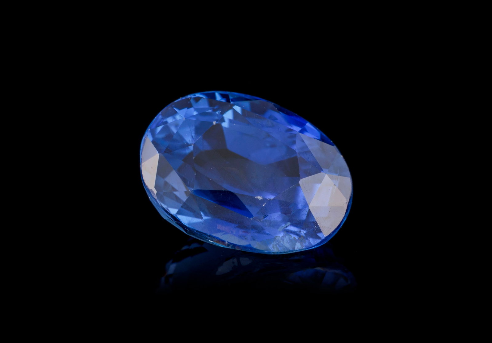 Un saphir taille ovale sur papier de 5.89 carats: Un saphir taille ovale sur papier de 5.89 carats