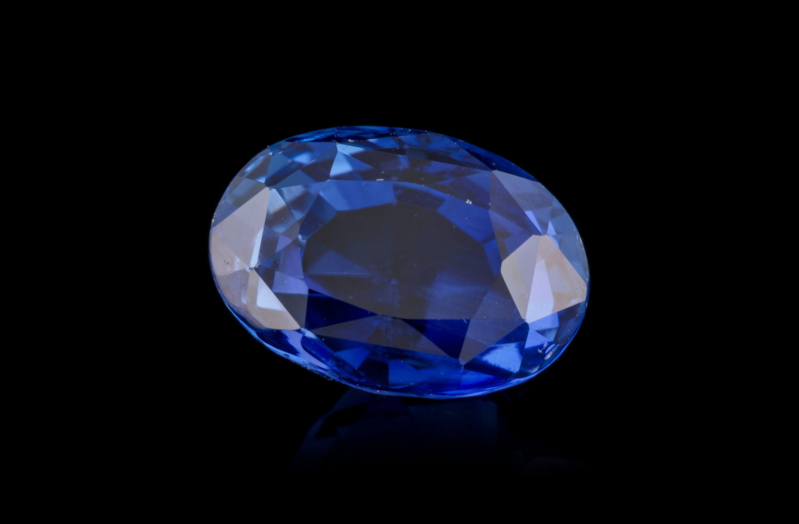 Un saphir taille ovale sur papier de 5.00 carats: Un saphir taille ovale sur papier de 5.00 carats