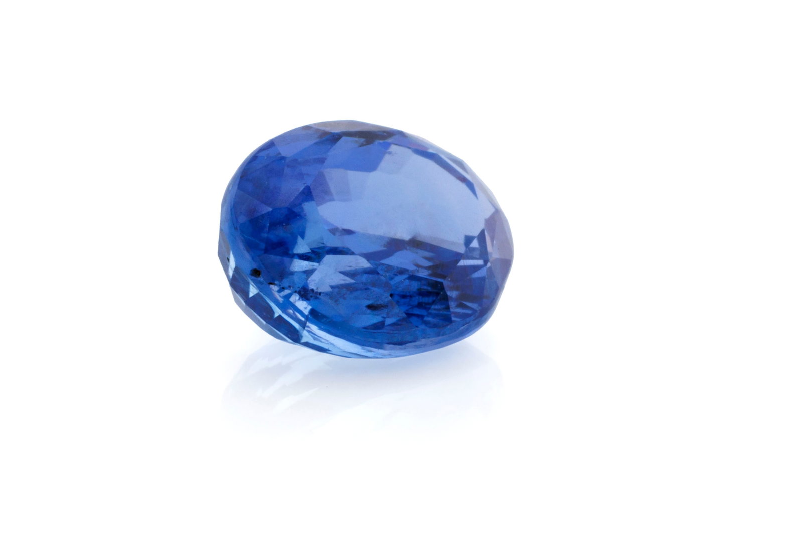 Un saphir taille ovale sur papier de 3.25 carats: Un saphir taille ovale sur papier de 3.25 carats