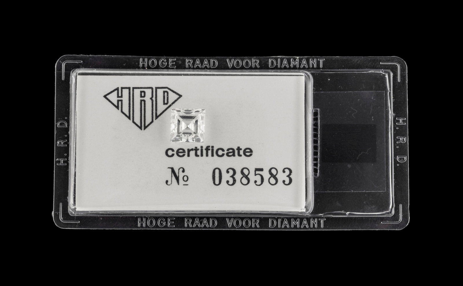 Un diamant taille carrée sous scellé de 2.73 carats, G, VVS1, selon le rapport HRD n°: Un diamant taille carrée sous scellé de 2.73 carats, G, VVS1, selon le rapport HRD n°038583 daté du 03/03/1980