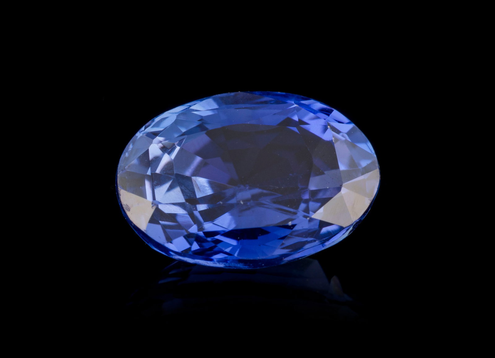 Un saphir taille ovale sur papier de 6.04 carats: Un saphir taille ovale sur papier de 6.04 carats