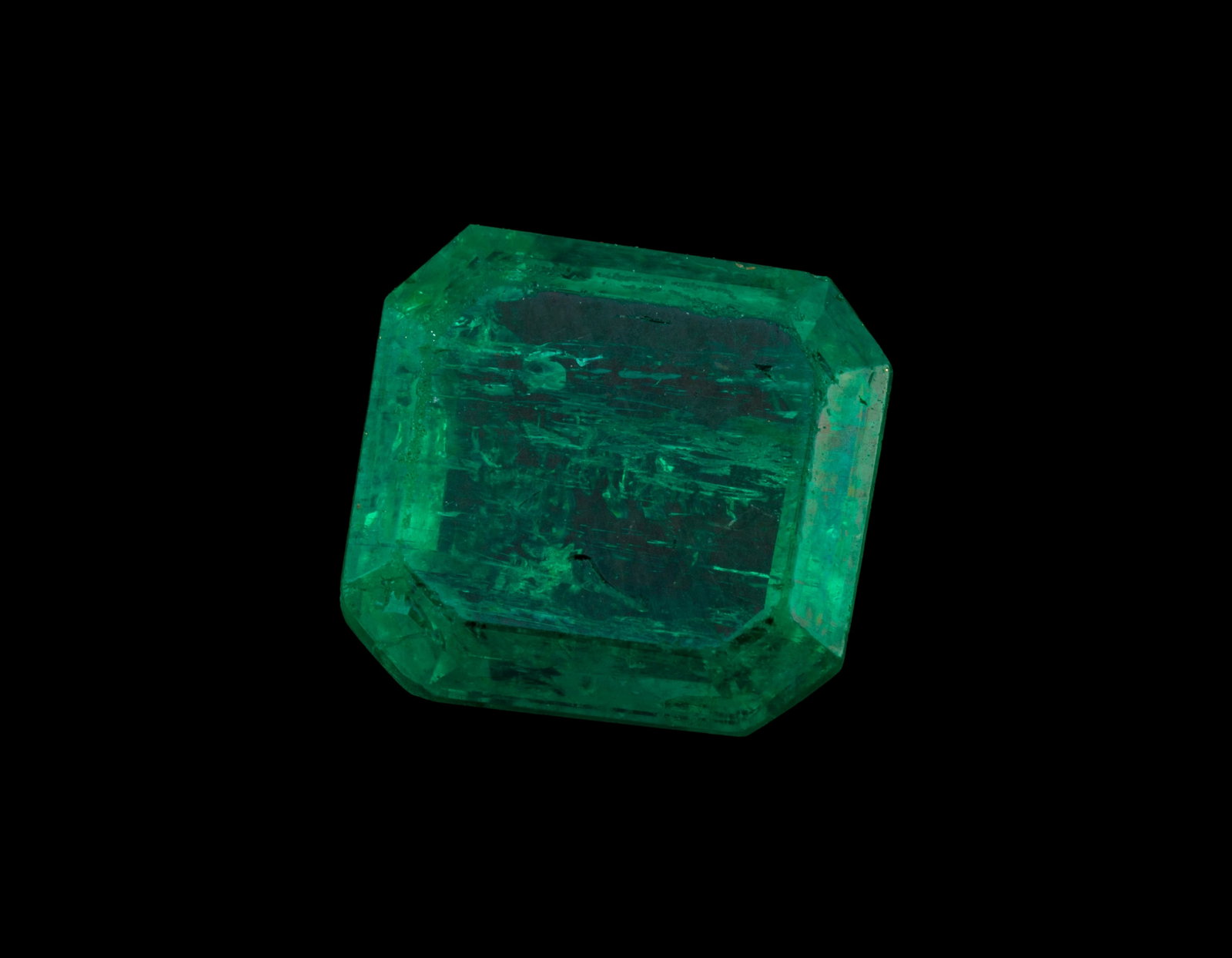 Une émeraude rectangulaire à pans coupés sur papier de 2.89 carats, colombienne, trai: Une émeraude rectangulaire à pans coupés sur papier de 2.89 carats, colombienne, traitement modéré à l'huile selon le rapport GGTL n°26-G-14455, daté du 13/04/2