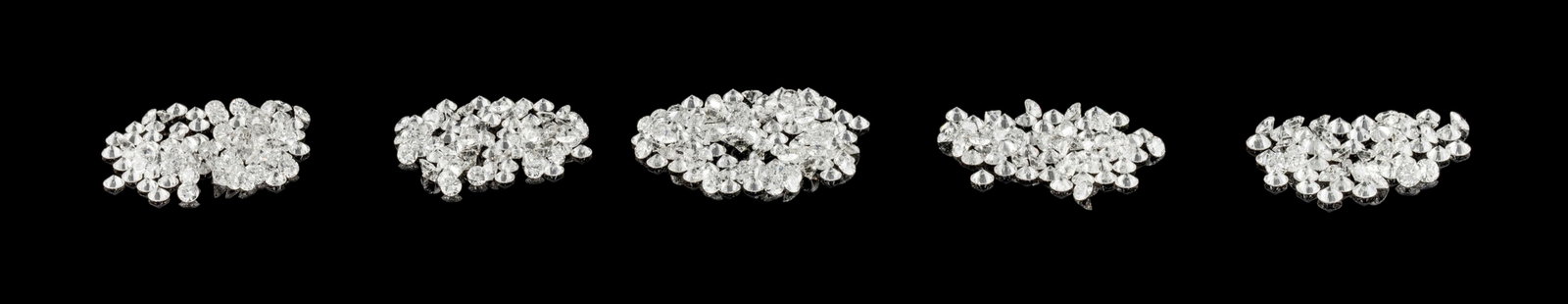 Lot de diamants taille brillant sur papier pour un total d'env. 66.20 carats: Lot de diamants taille brillant sur papier pour un total d'env. 66.20 carats Condition 5 sachets contenant au total env. 413 diamants taille brillant Qualité estimée à G-H/VVS-VS