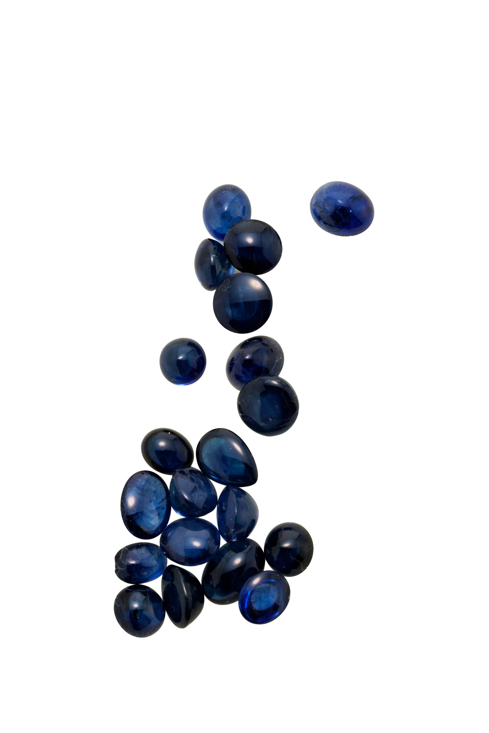 Un lot de saphirs taille cabochon sur papier pour un total de plus de 300 carats - 4