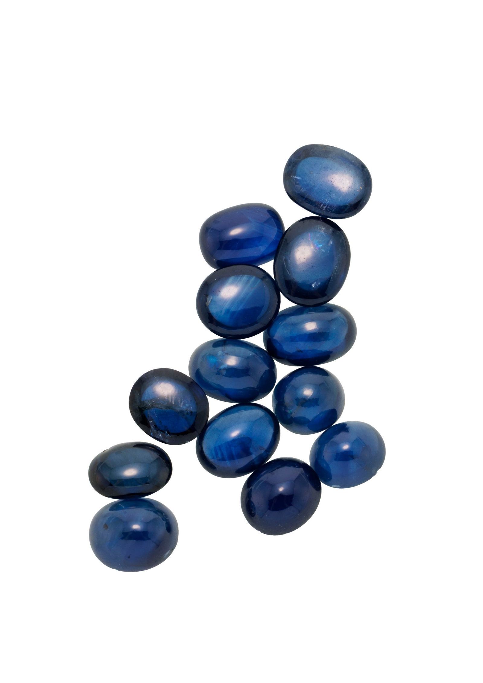 Un lot de saphirs taille cabochon sur papier pour un total de plus de 300 carats - 6