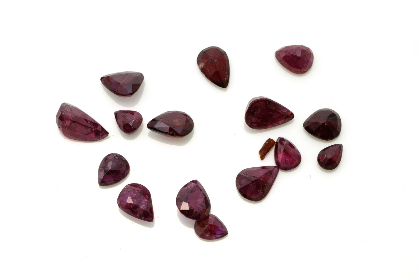 Lot de 7 plis de rubis sur papier de tailles diverses, on joint 4 plis de rubis, saphirs et éme - 10