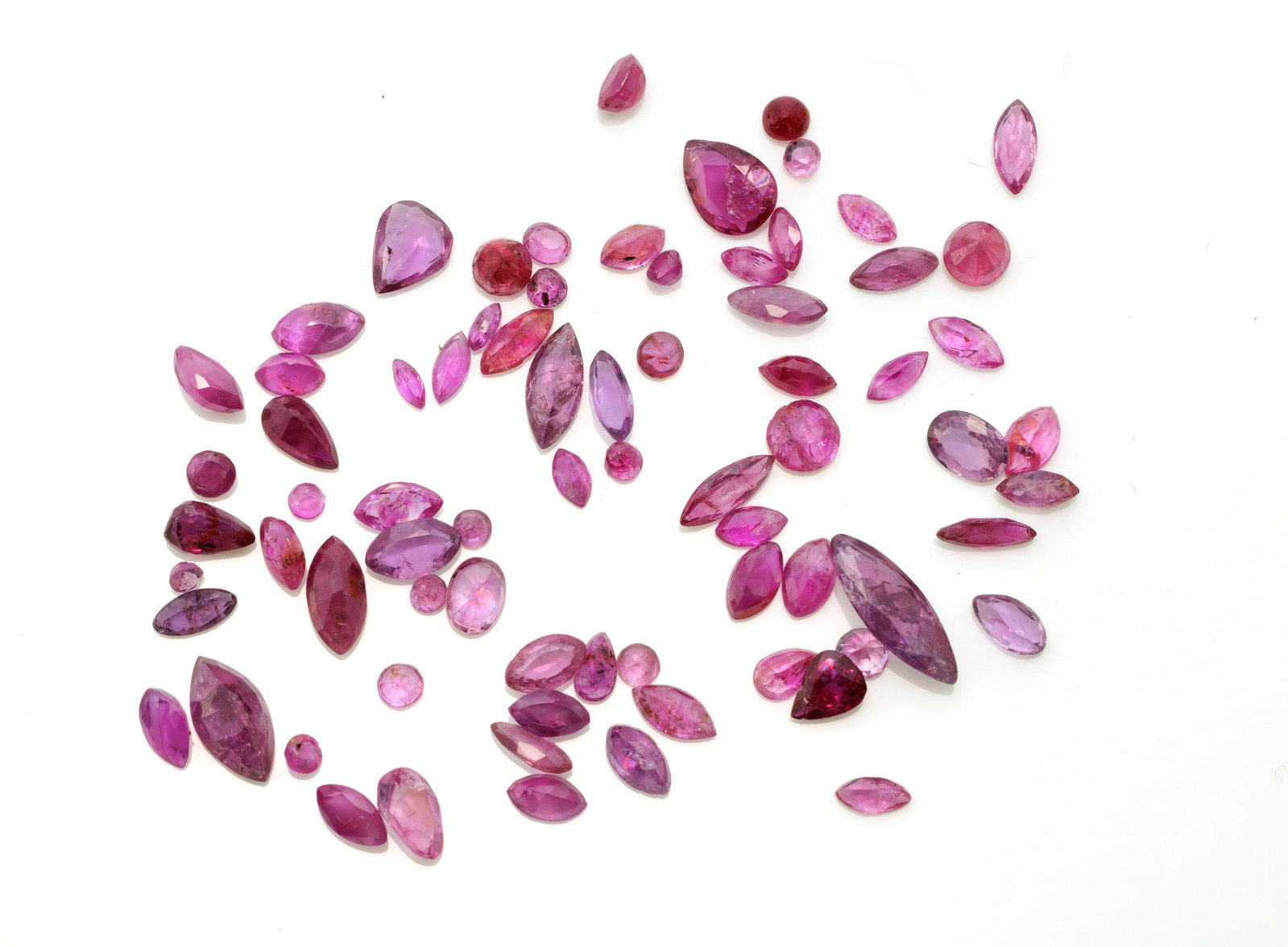 Lot de 7 plis de rubis sur papier de tailles diverses, on joint 4 plis de rubis, saphirs et éme - 11