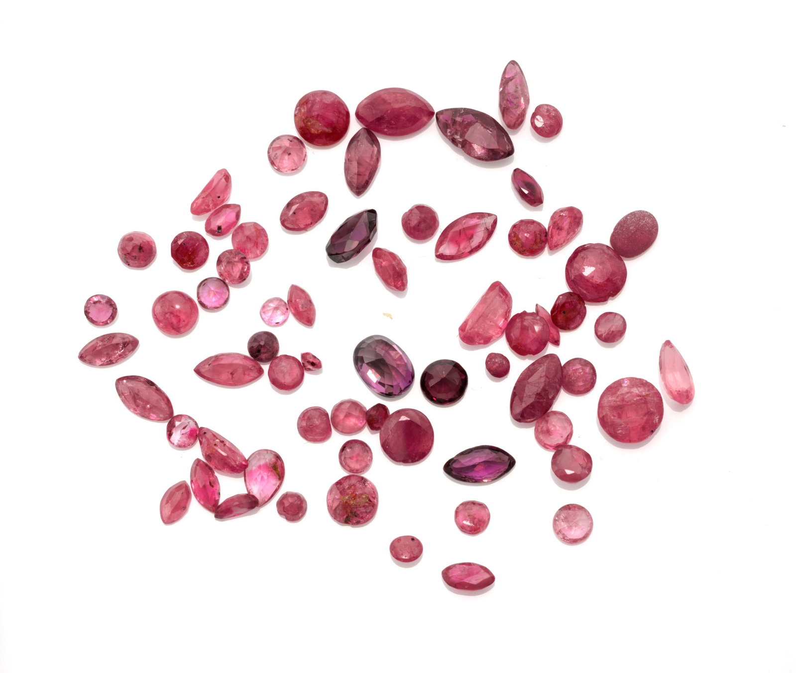 Lot de 7 plis de rubis sur papier de tailles diverses, on joint 4 plis de rubis, saphirs et éme - 8