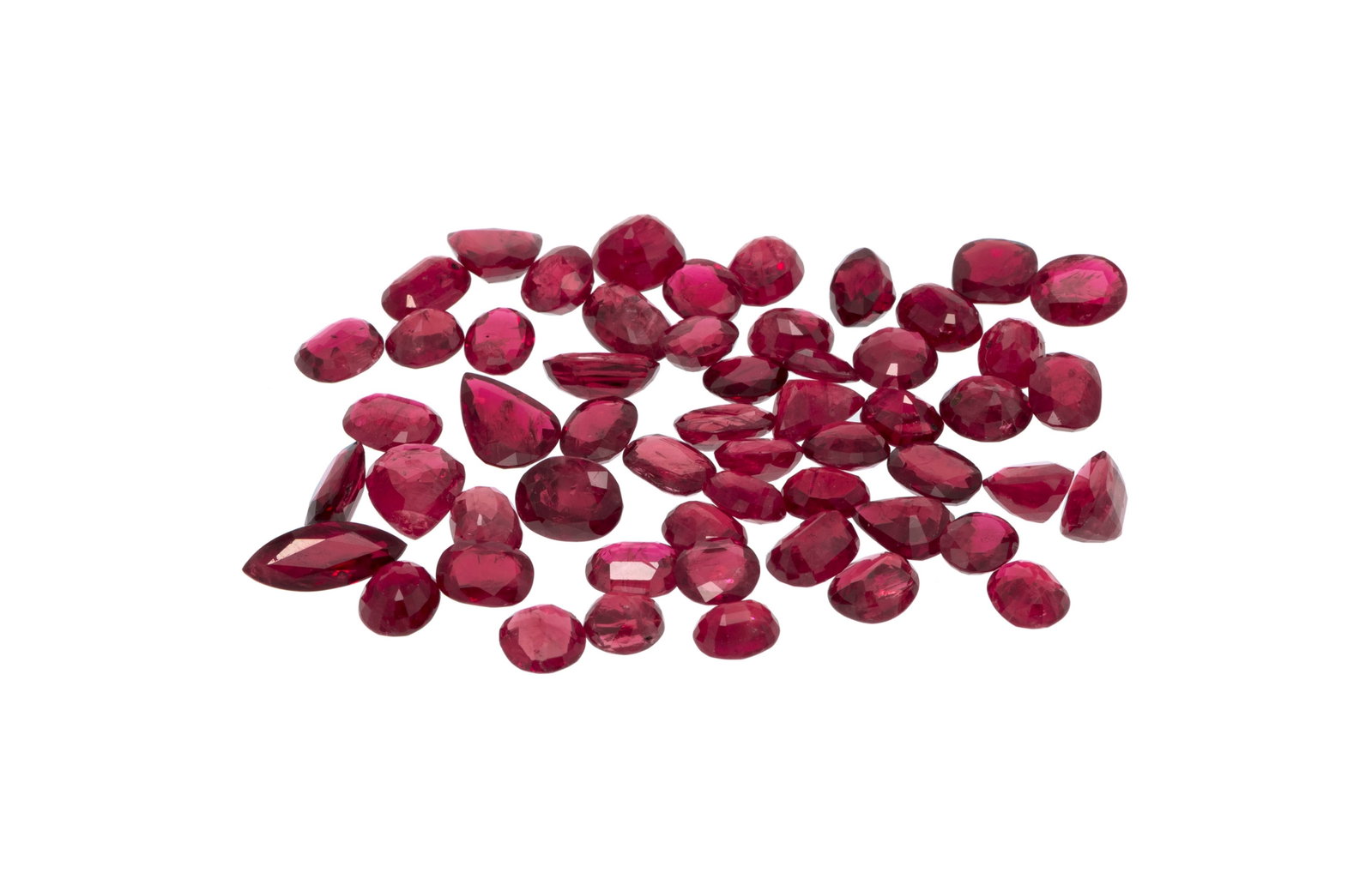 Lot de rubis de différentes tailles sur papier pour un total de 49.88 carats (1 of 1)