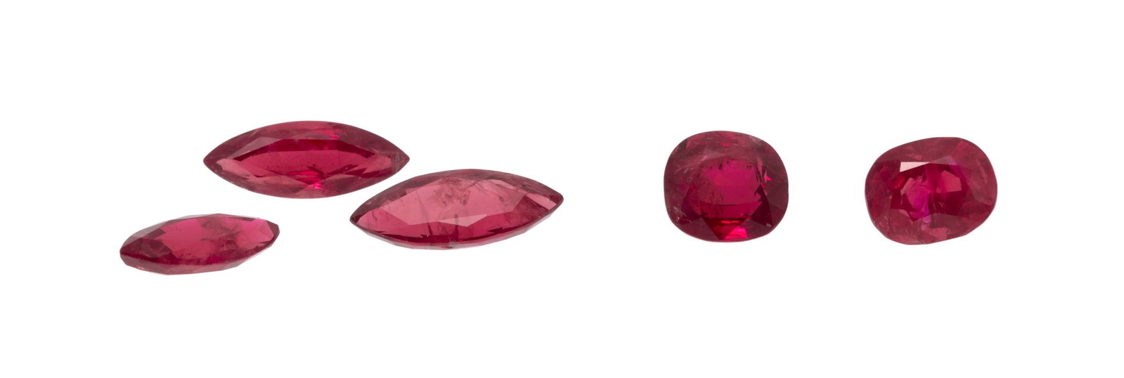 Lot de 5 rubis de différentes tailles sur papier de respectivement de 1.06 ct, 1.43 ct, 1.69 ct (1 of 1)