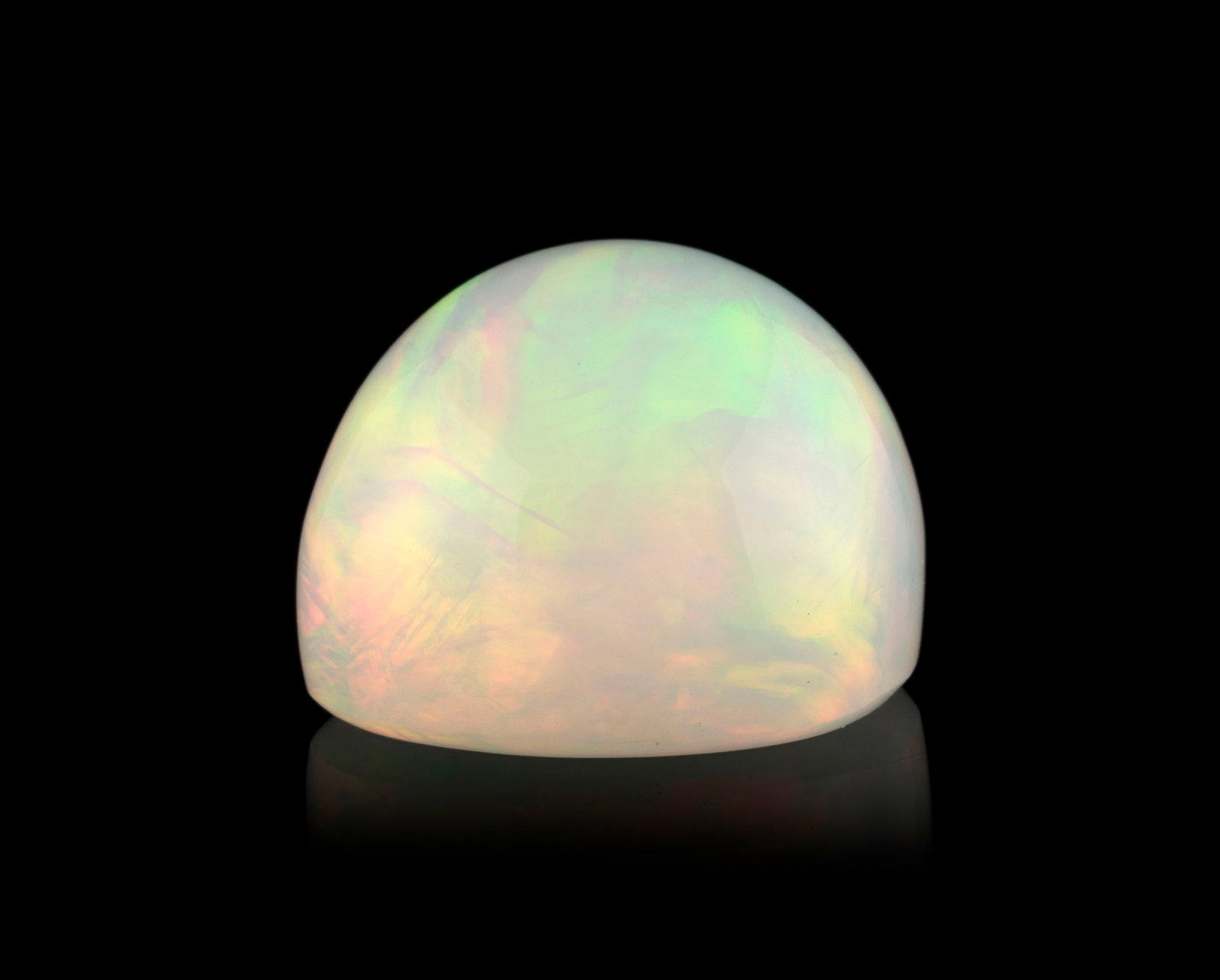 Une opale blanche piriforme sur papier de 23.68 carats - 2