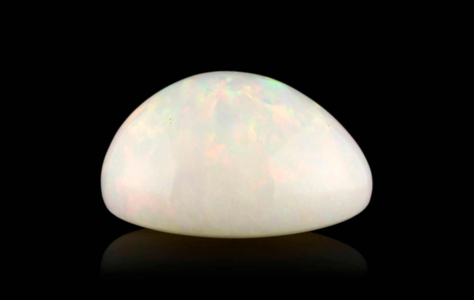 Une opale blanche piriforme sur papier de 69.65 carats - 2