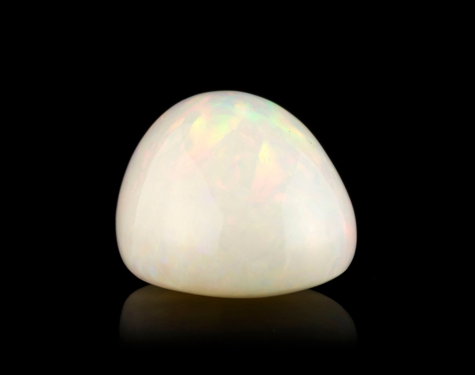 Une opale blanche piriforme sur papier de 69.65 carats - 3