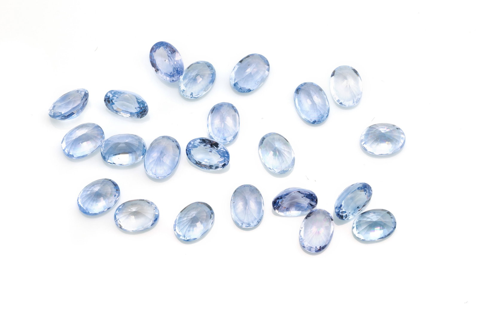 Lot de saphirs taille ovale sur papier pour un total de 27.50 carats (1 of 1)