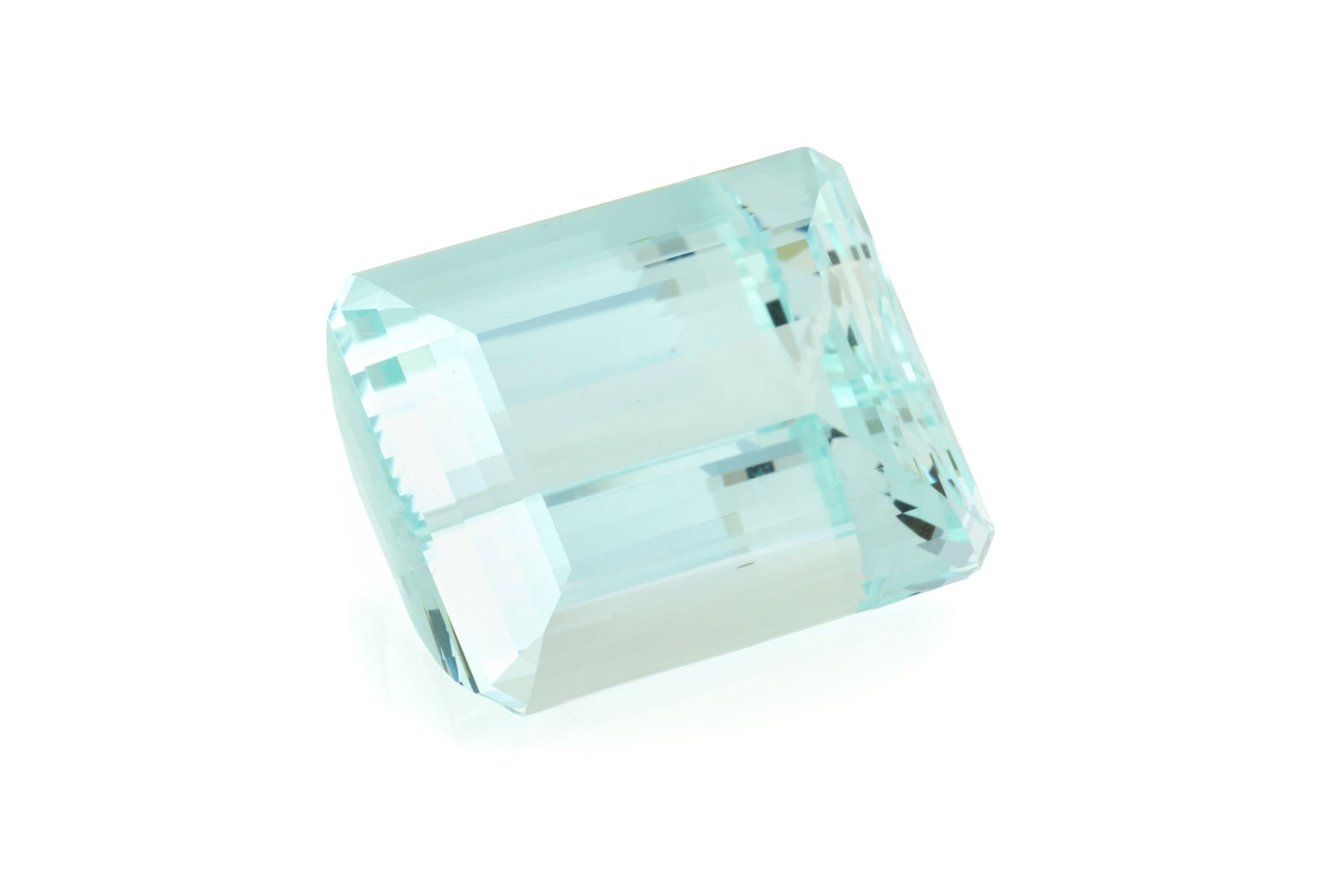 Une aigue-marine rectangulaire à pans coupés sur papier de 72.11 carats (1 of 2)