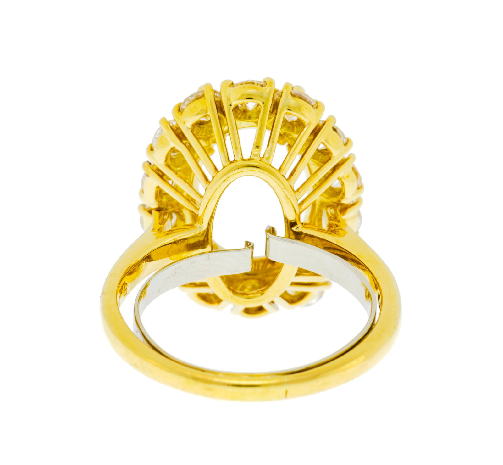 Monture de bague or 750 sertie de diamants taille brillant entourant un châton ovale vide, doig - 3