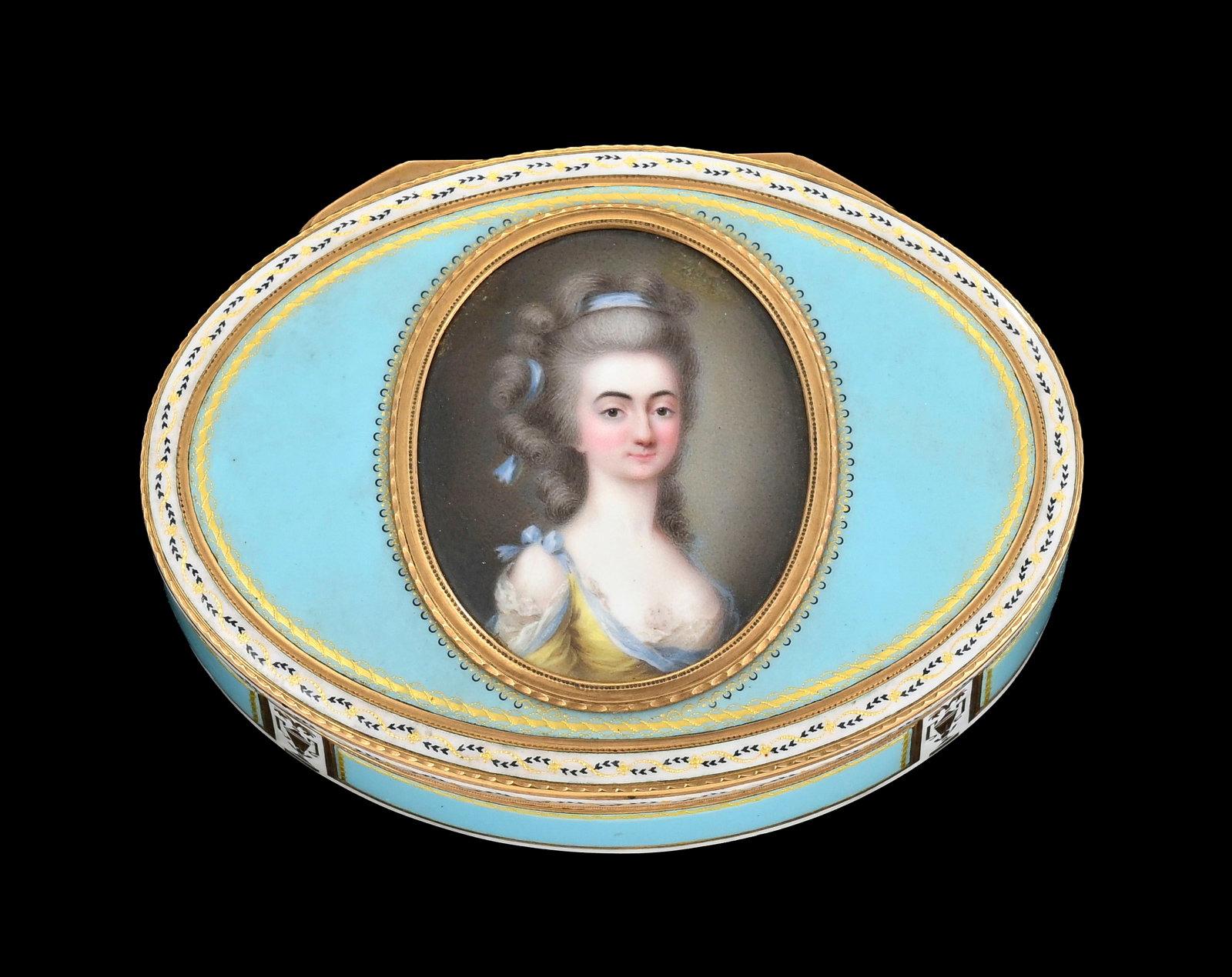 Tabatière ovale en or et émail, prob. Hanau, vers 1780–1790, miniature de femme en émail plein,: Tabatière ovale en or et émail, probablement Hanau, vers 1780–1790. Le couvercle est centré d’une miniature ovale peinte sur émail figurant une jeune dame coiffée de rubans bleus, sur un fond
