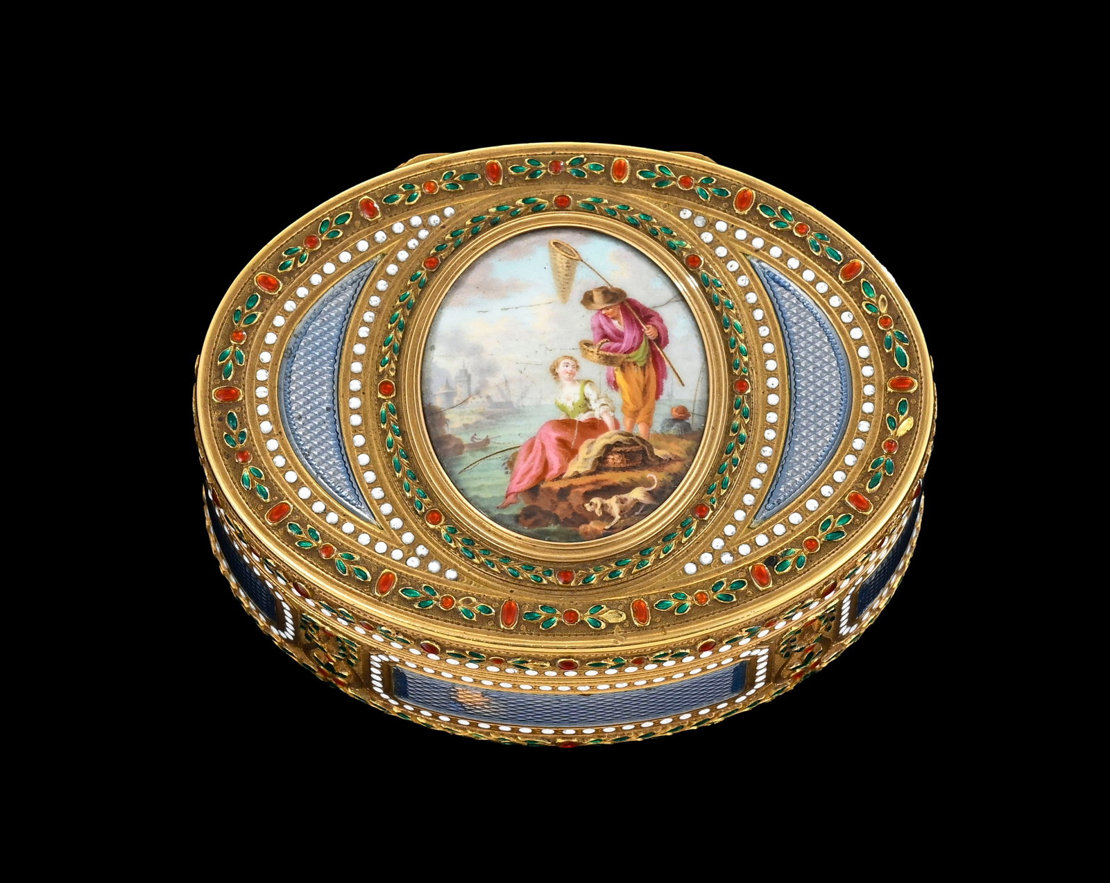 Tabatière ovale en or guilloché et émail, XIXe s. dans le goût du XVIIIe s., le couvercle: Tabatière ovale en or guilloché et émail, XIXe s., dans le goût du XVIIIe s., probablement Hanau. Le couvercle centré d’une miniature ovale peinte sur émail figurant un pêcheur et une pêcheu