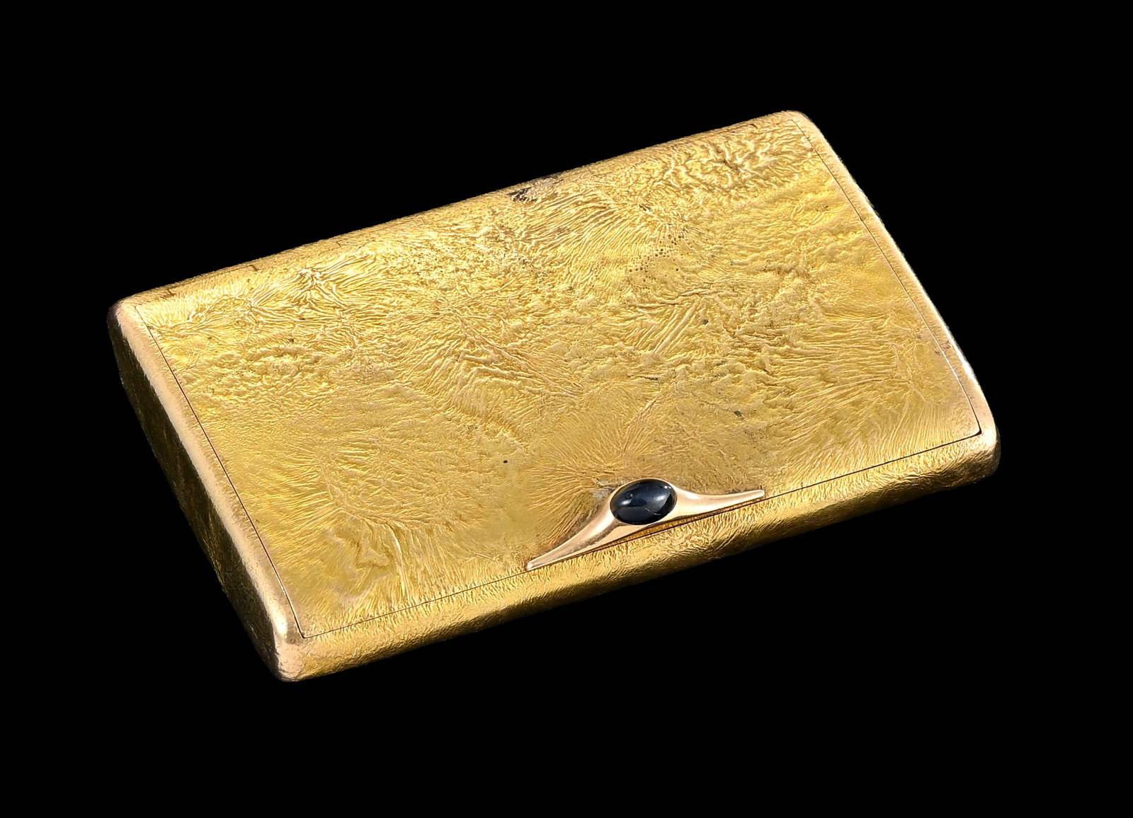 Tabatière en or 585 Samorodok, Russie, 1908-1907, par Andrei Bragin, St Pétersbourg, le pressoir: Tabatière en or 585 Samorodok, Russie, 1908-1907, par Andrei Bragin, St Pétersbourg, kokoshnik 56, le pressoir en cabochon bleu, la surface avec un aspect sculptural évoquant l’or brut extrait de