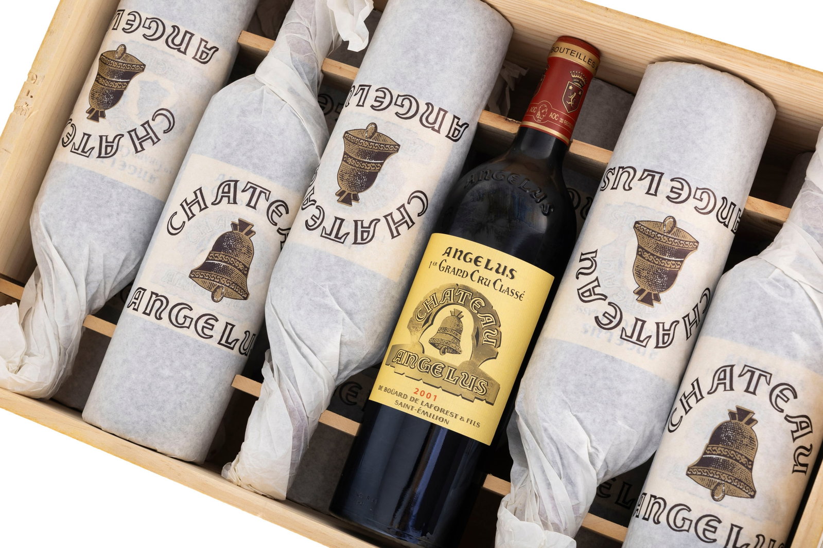 Ch. Angélus, 2001, Saint-Emilion, 1er grand cru classé, 12 bts, CBO: Ch. Angélus, 2001, Saint-Emilion, 1er grand cru classé, 12 bts, CBO Condition niveau bas goulot présence d'étiquettes sur la caisse