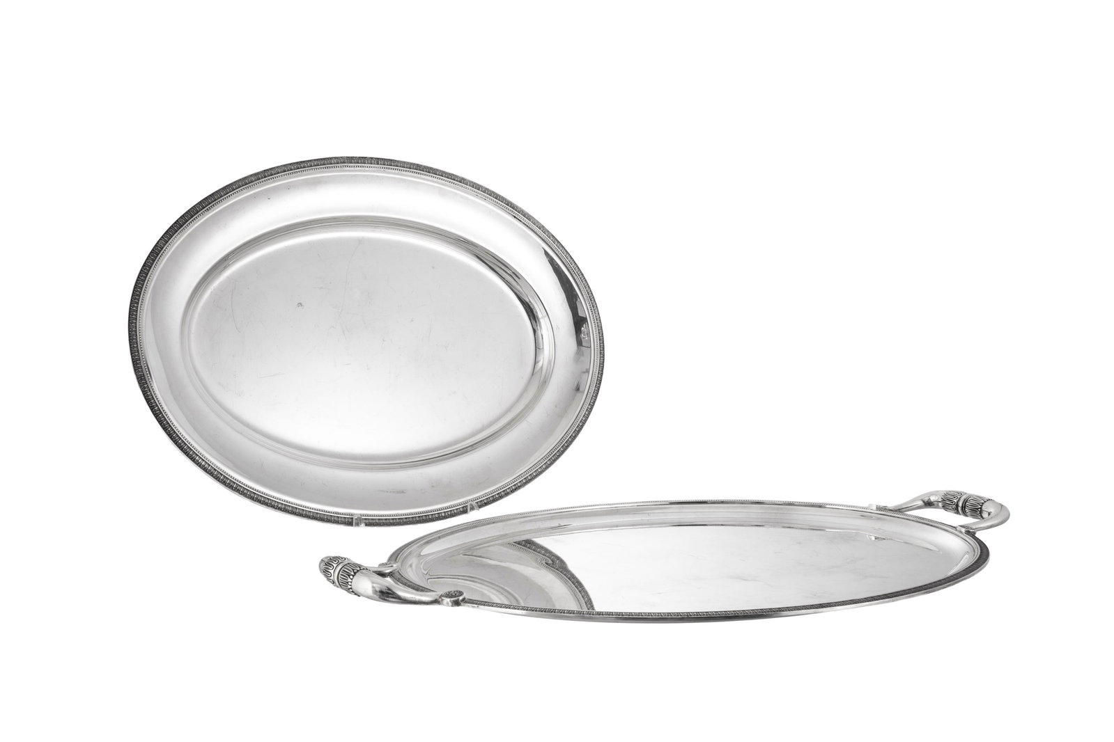 Christofle. Ensemble d'1 plat ovale et 1 plateau de service en métal argenté, modèle : Christofle. Ensemble d'1 plat ovale et 1 plateau de service en métal argenté, modèle Malmaison, long. 49,5 et 53,5 cm Condition présence de microrayures dues à l'usage