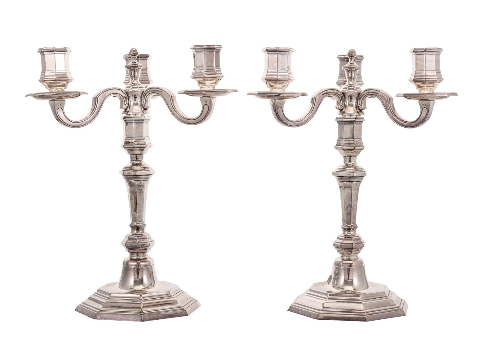 Christofle. Paire de candélabres à 3 bras de lumière en métal argenté, : Christofle. Paire de candélabres à 3 bras de lumière en métal argenté, à décor de filets, les bras de lumière amovibles, h. 29 cm