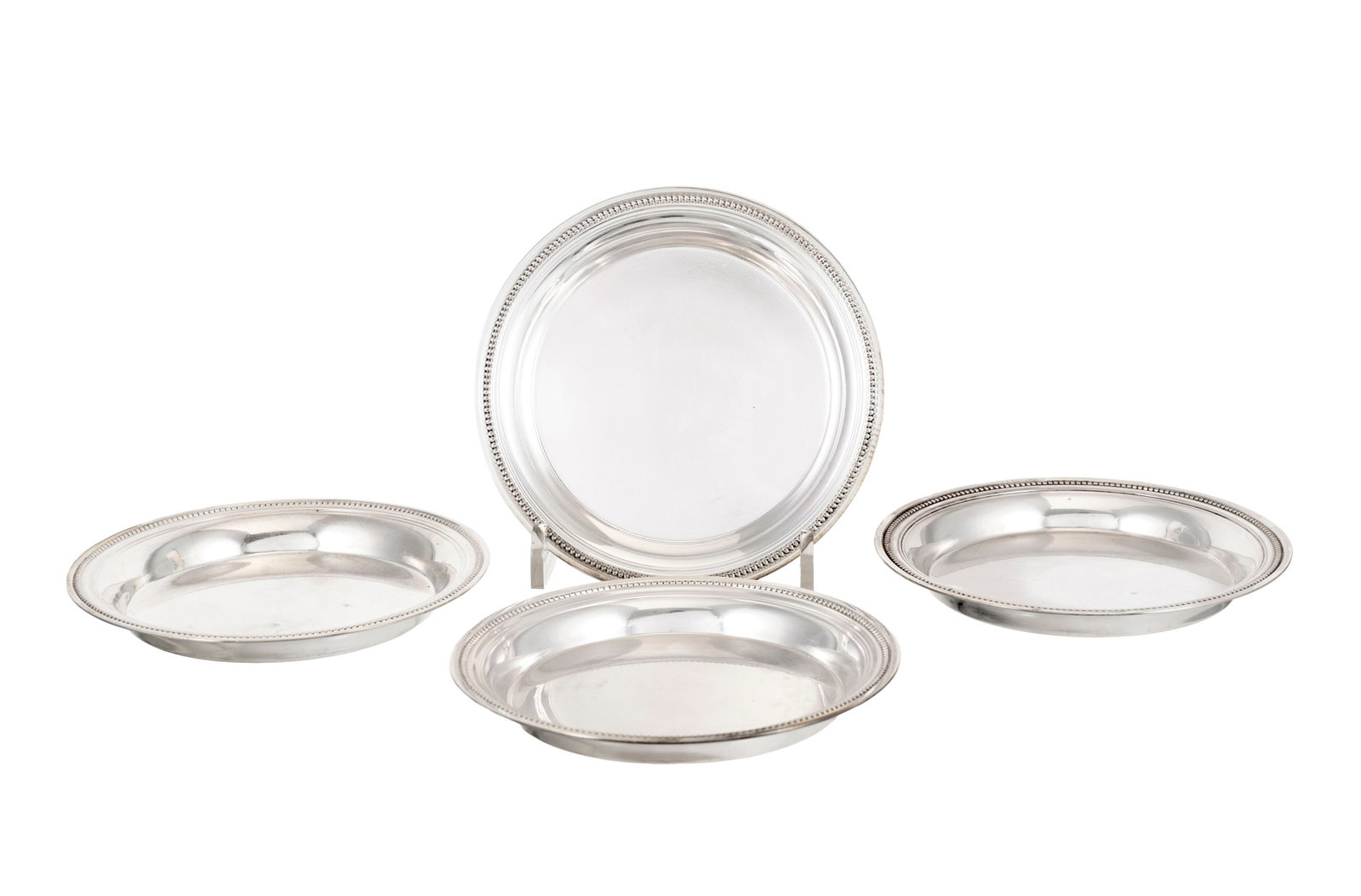 Christofle. Suite de 4 dessous de bouteille en métal argenté, à décor de perlett: Christofle. Suite de 4 dessous de bouteille en métal argenté, à décor de perlettes, diam. 14,5 cm Condition microrayures d'usage général