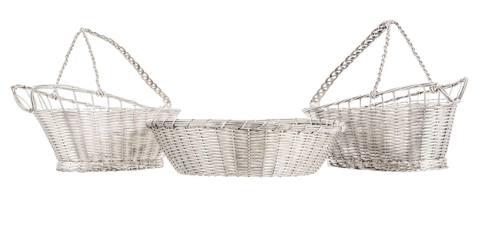 Ensemble de 2 porte-bouteille et 1 corbeille ronde en métal argenté tressé, fin XXe s: Ensemble de 2 porte-bouteille et 1 corbeille ronde en métal argenté tressé, fin XXe s., diam. 23 cm, long. 21 et 24 cm