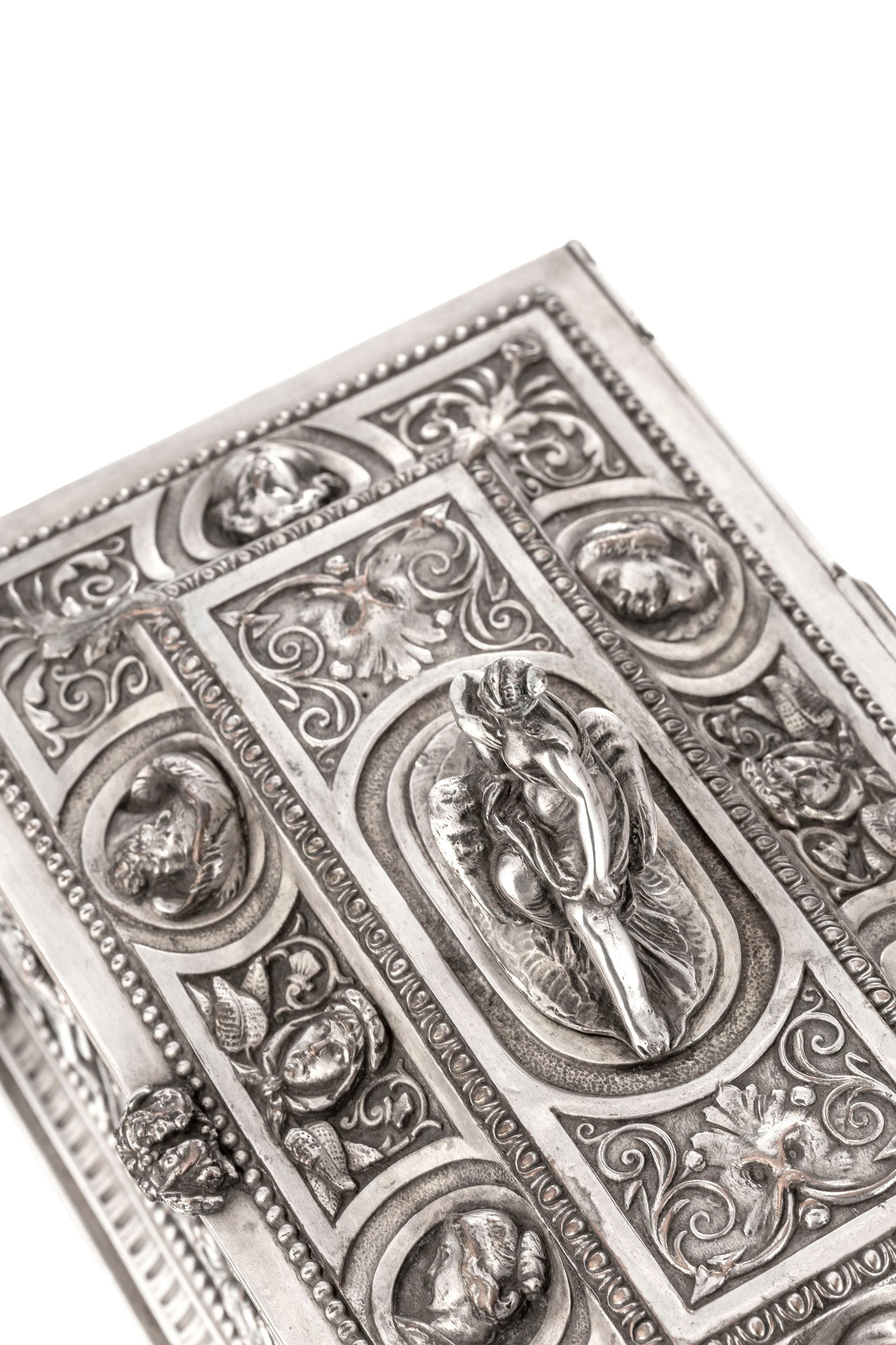 Coffret rectangulaire en métal argenté probablement anglo-saxon, fin XIXe s., richement or - 4