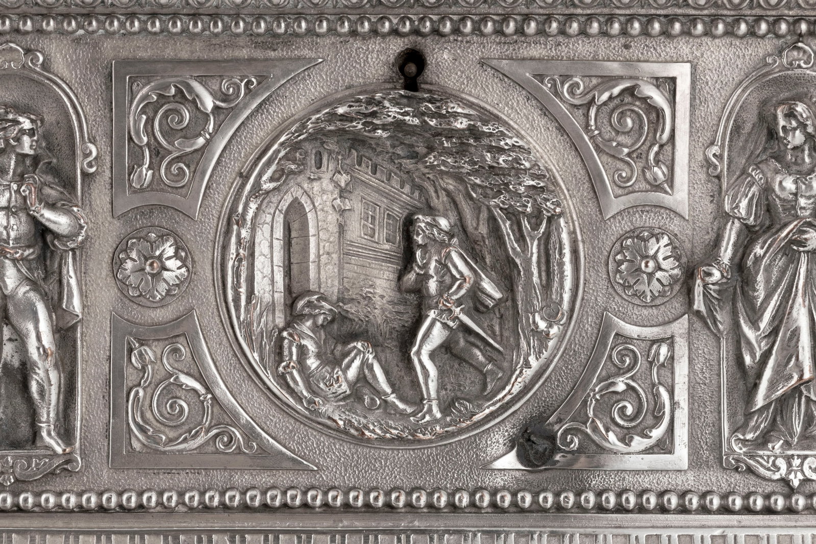 Coffret rectangulaire en métal argenté probablement anglo-saxon, fin XIXe s., richement or - 6