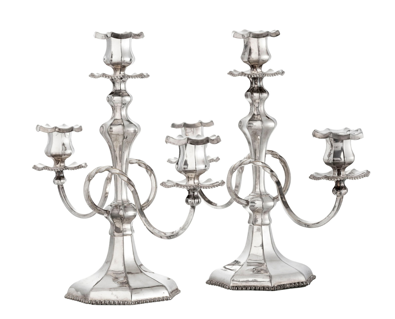 Paire de candélabres à 2 bras de lumière et 1 feu central en métal argenté,: Paire de candélabres à 2 bras de lumière et 1 feu central en métal argenté, XXe s., les bras torsadés et décor de perlettes, h. 30,5 cm Condition microrayures
