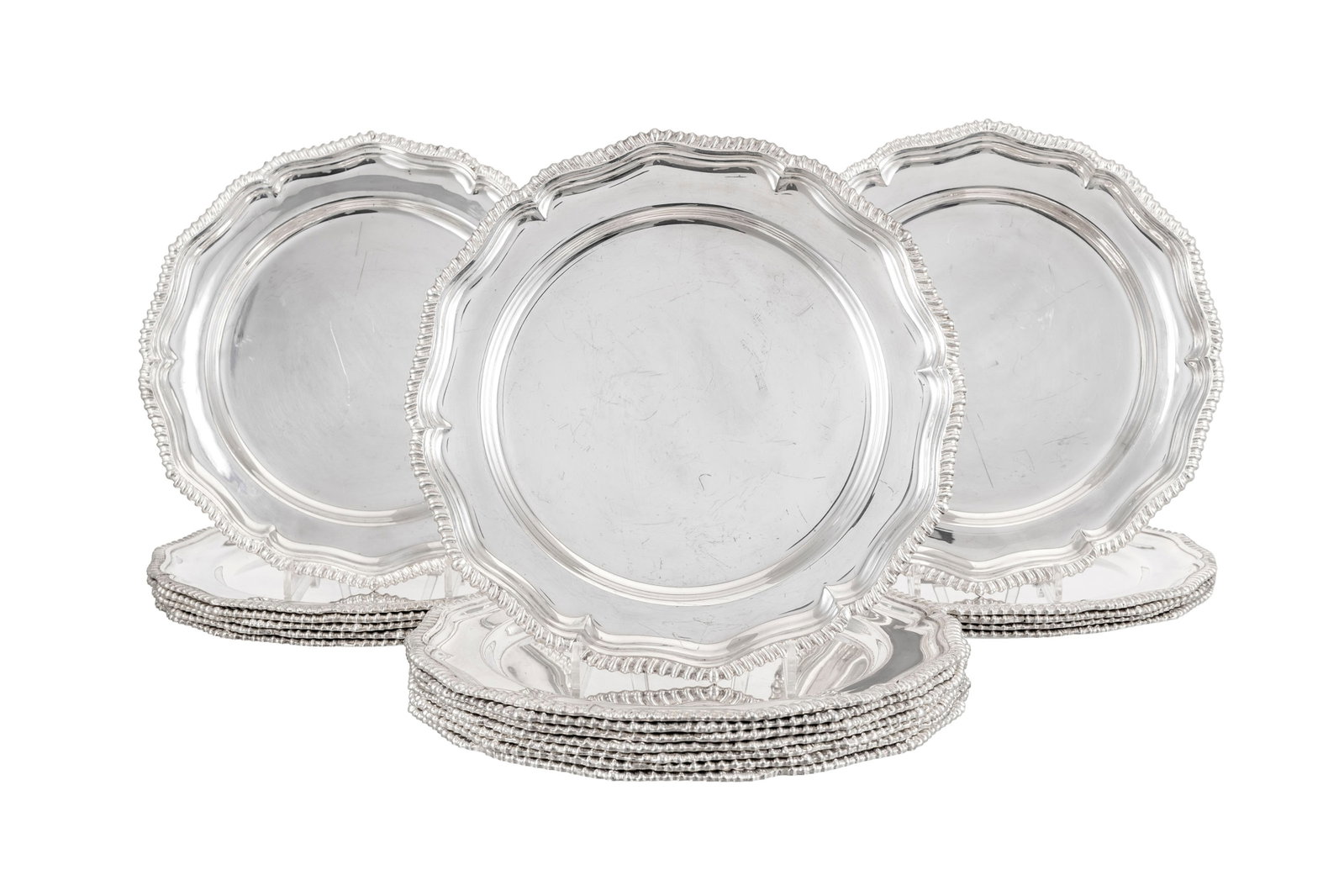 Suite de 18 assiettes de présentation festonnées en métal argenté anglais, XXe s: Suite de 18 assiettes de présentation festonnées en métal argenté anglais, XXe s., diam. 32,5 cm Condition présence de microrayures d'usage général