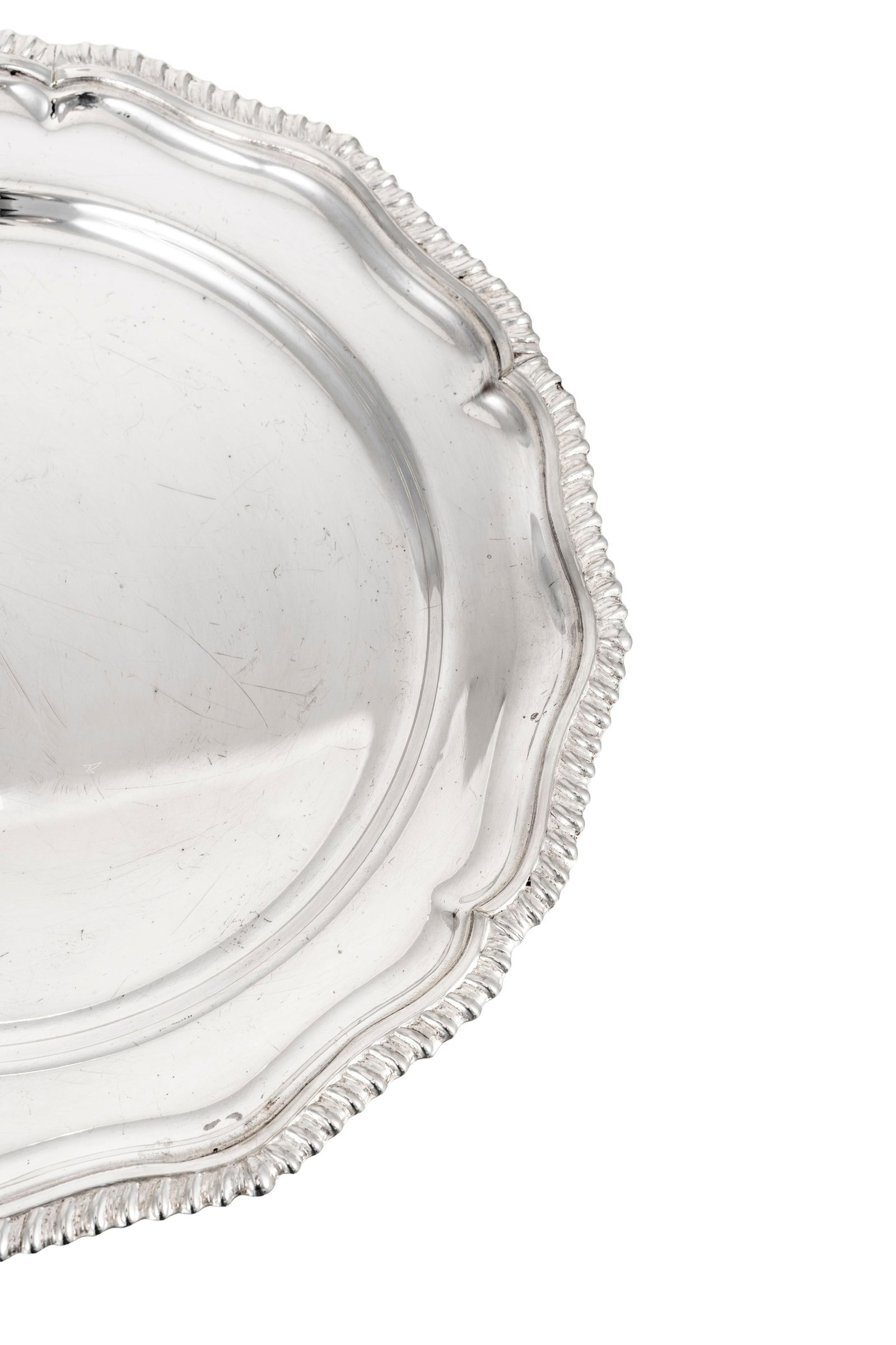Suite de 18 assiettes de présentation festonnées en métal argenté anglais, XXe s - 2