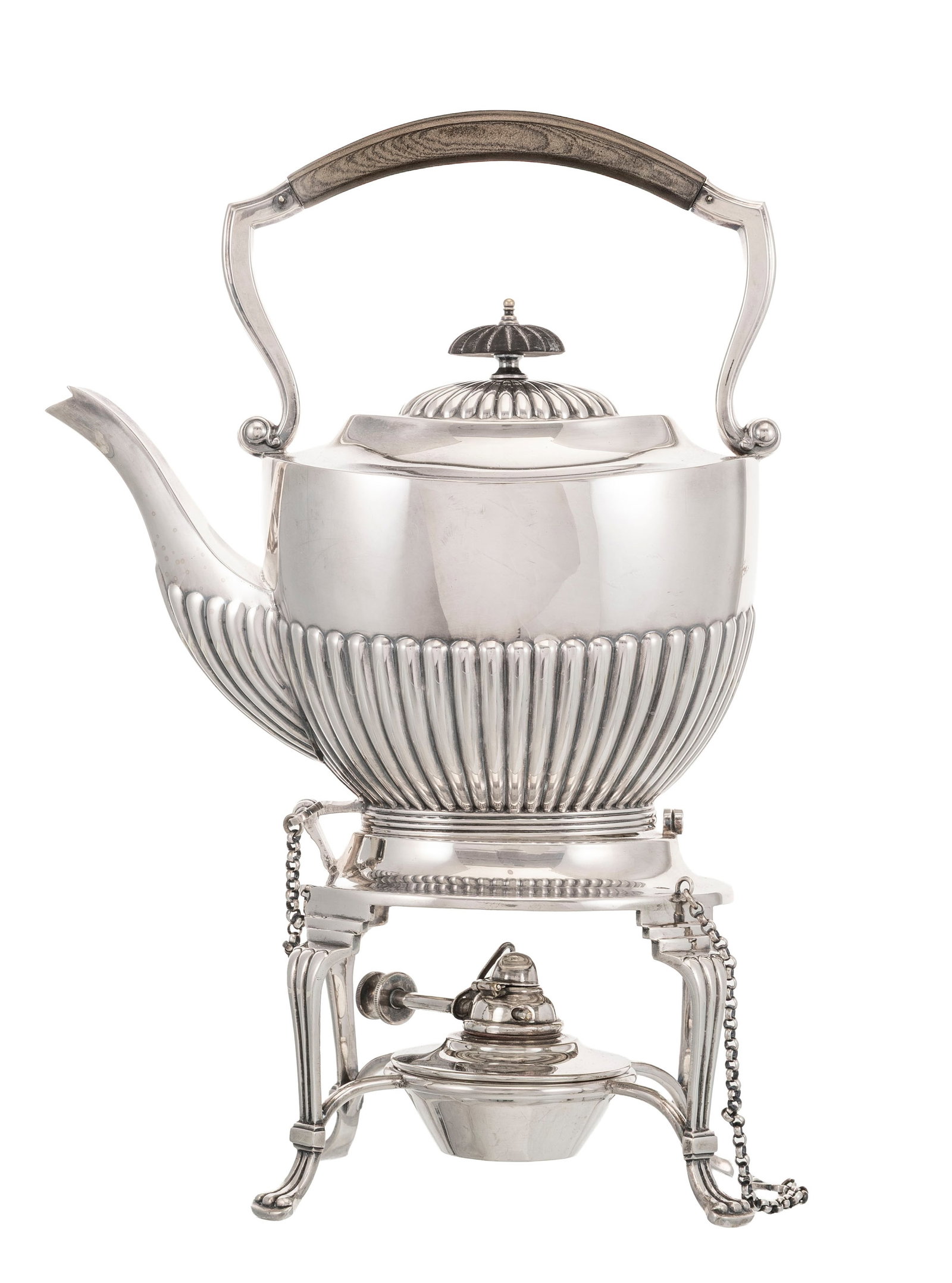 Théière sur réchaud en métal argenté anglais, XXe s., à décor de : Théière sur réchaud en métal argenté anglais, XXe s., à décor de godrons en repoussé à mi-corps, h. 34,5 cm