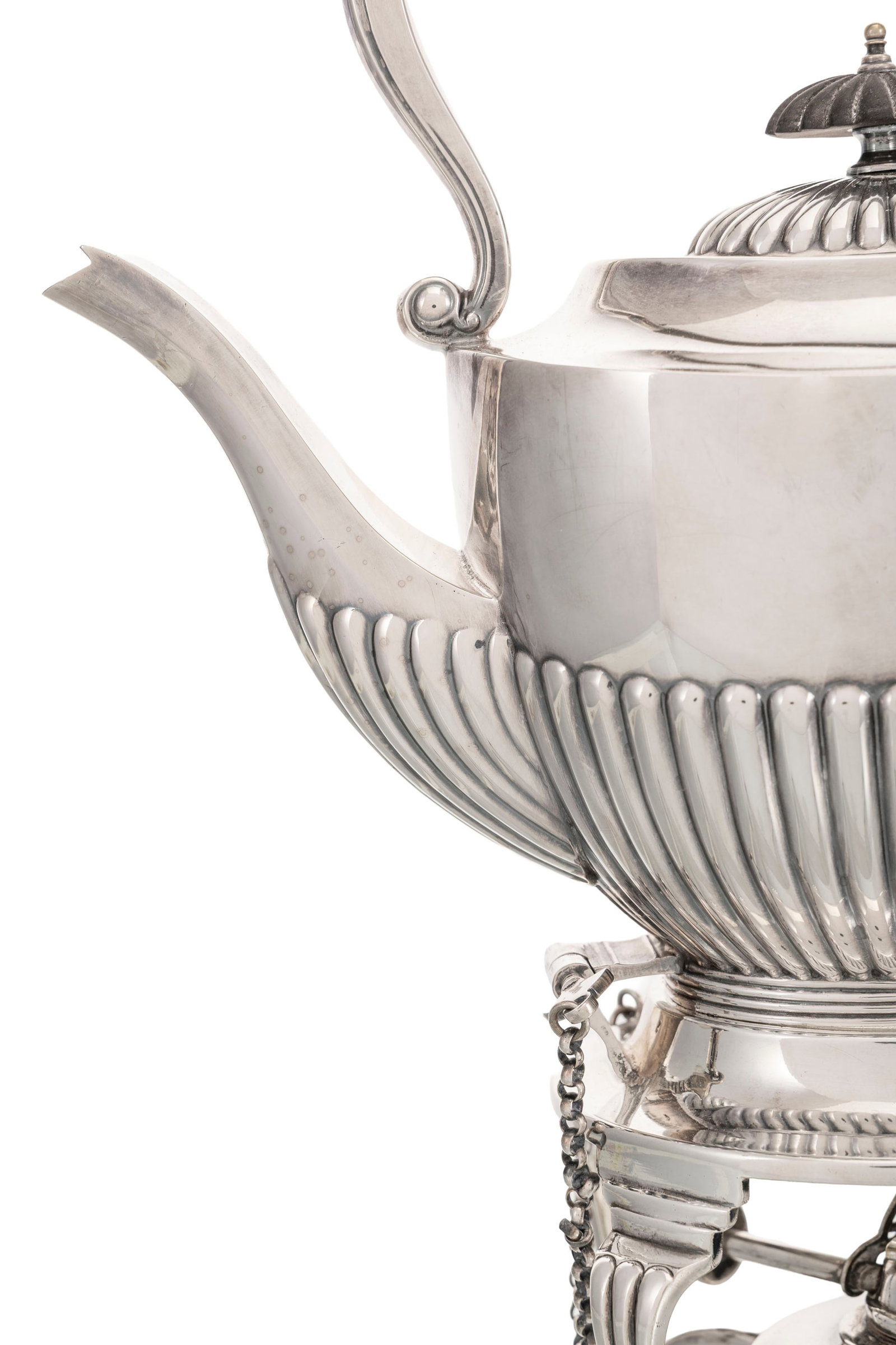 Théière sur réchaud en métal argenté anglais, XXe s., à décor de  - 2