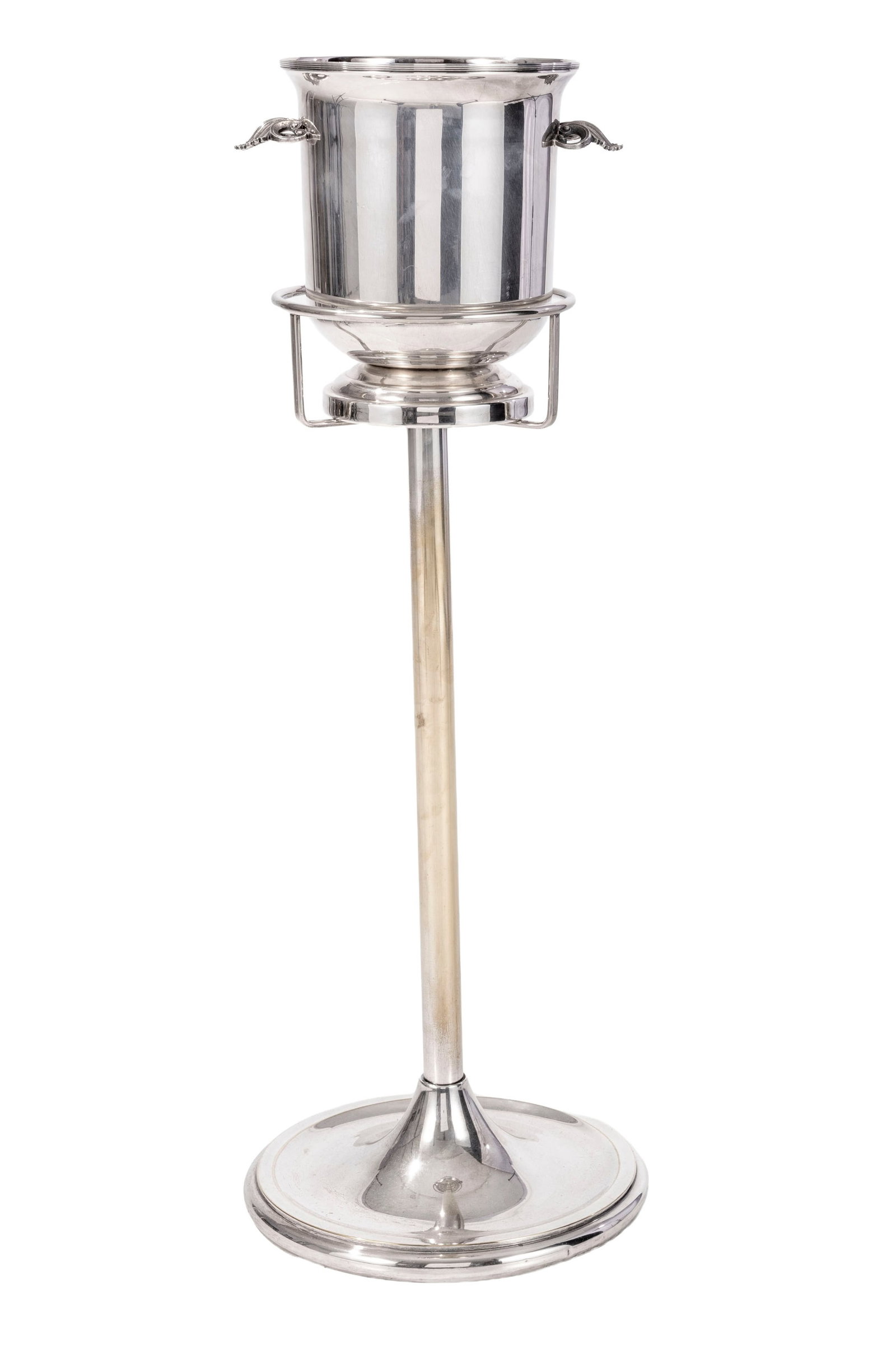 Seau à champagne sur pied en métal argenté, XXe s., les anses feuillagées, h. 84: Seau à champagne sur pied en métal argenté, XXe s., les anses feuillagées, h. 84,5 cm
